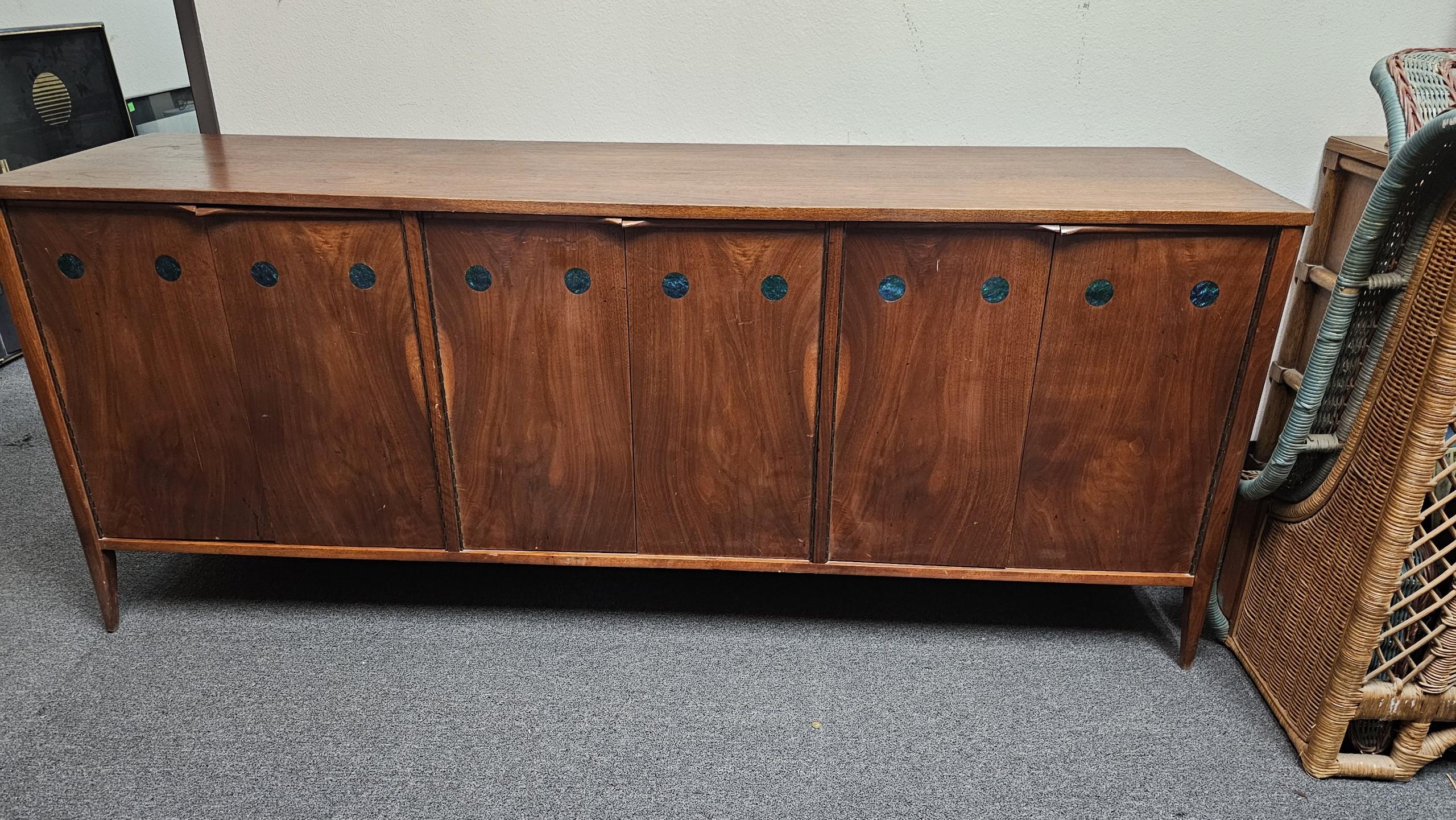 1960s Solid Walnut Mid Century Modern Buffet Sideboard Credenza With Pepe Mendoza Like Circular Accents.
Beautiful Solid Walnut. Lined Top Pullout Drawers (see pics). Solid Walnut Doors. Ample Storage And Shelving.
This Piece Is In Wonderful Vintage