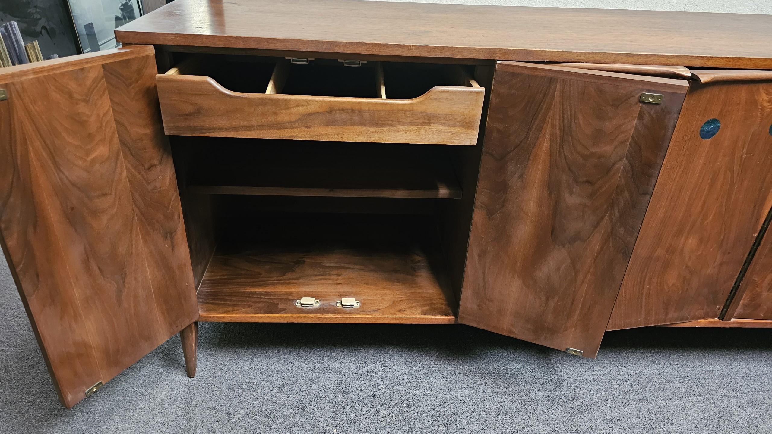 1960s Solid Walnut Mid Century Buffet Sideboard Credenza Mendoza Like Accents In Good Condition For Sale In Monrovia, CA