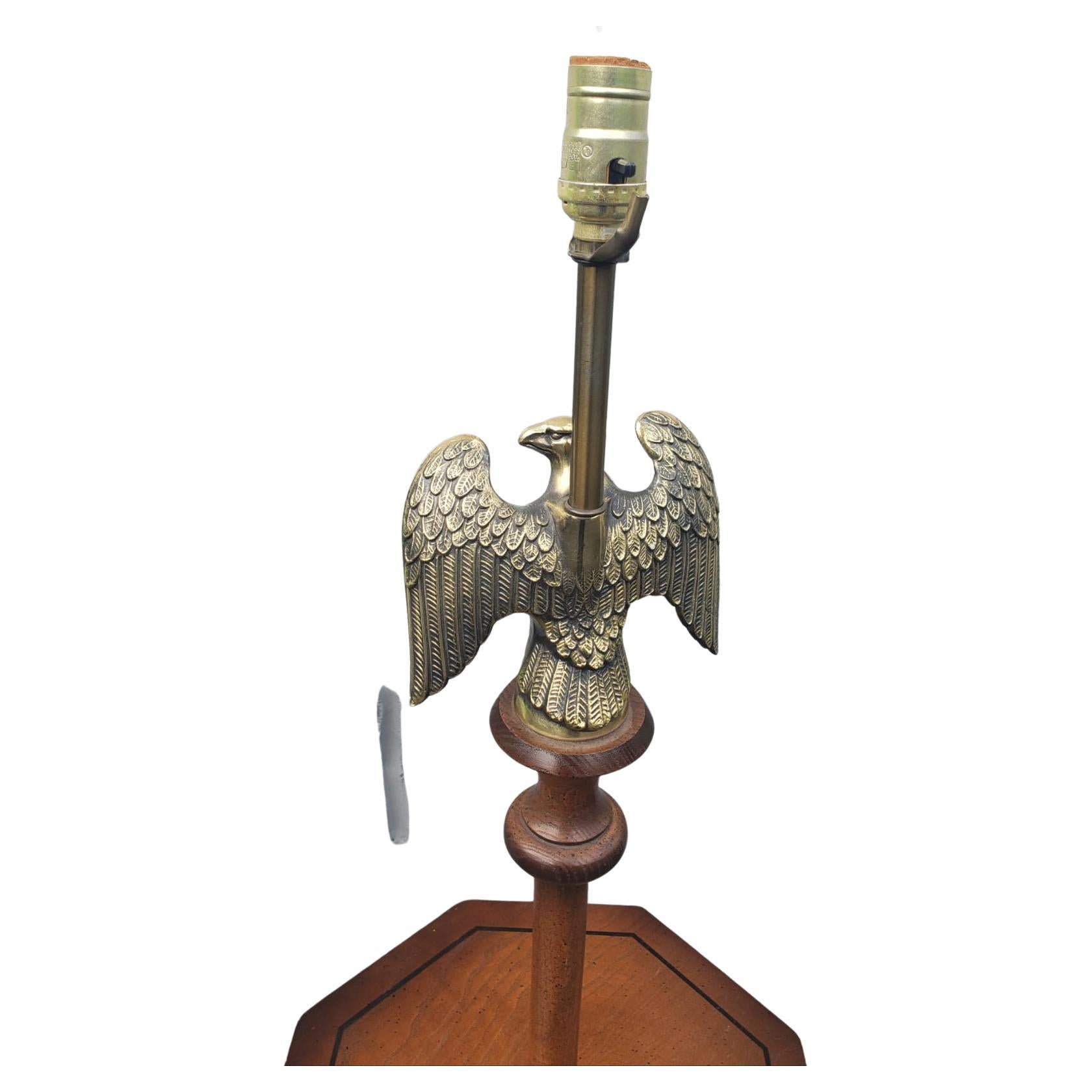 Américain Lampadaire à pied en bois massif et bronze avec aigle, années 1960 en vente