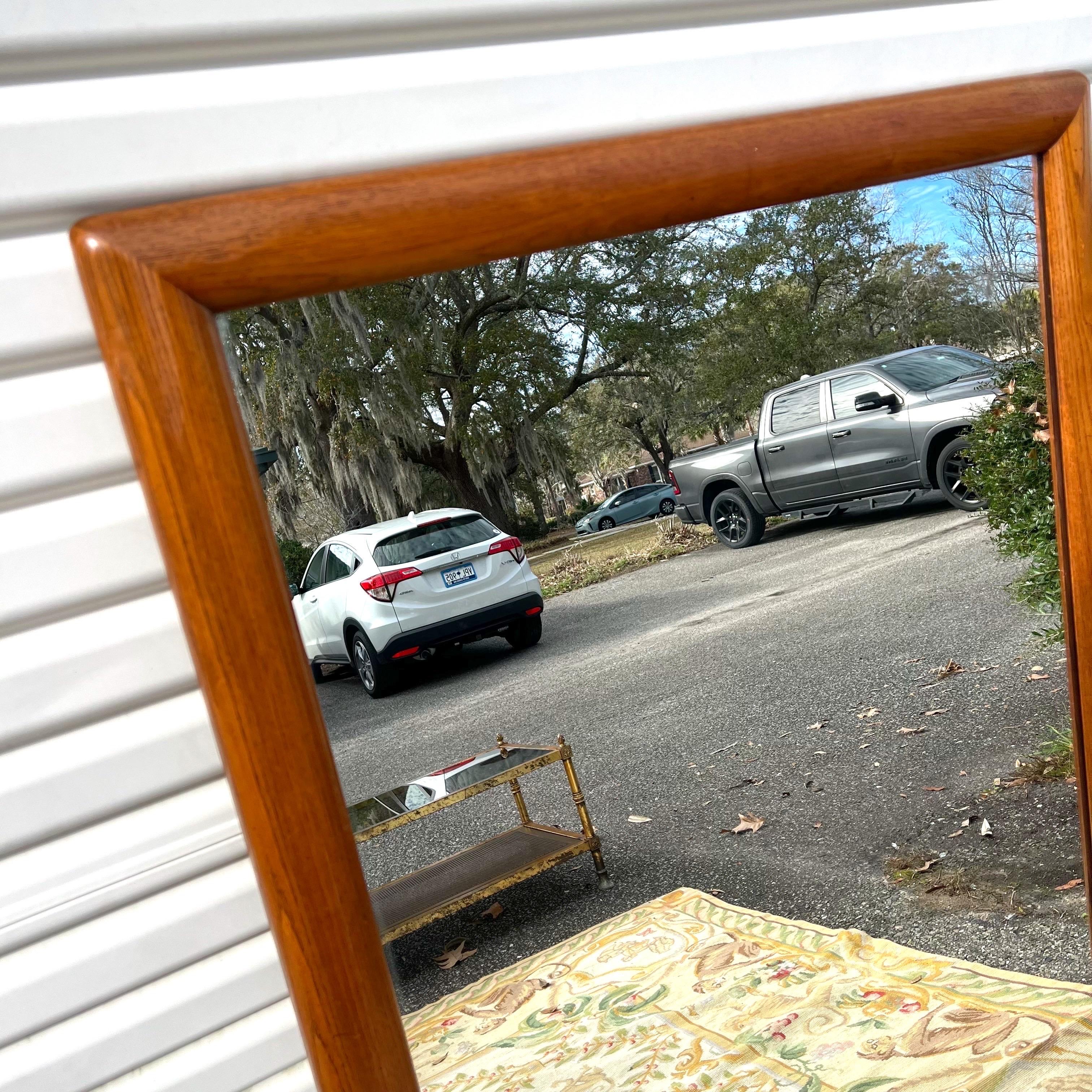 Américain Miroir en bois massif des années 1960 en vente