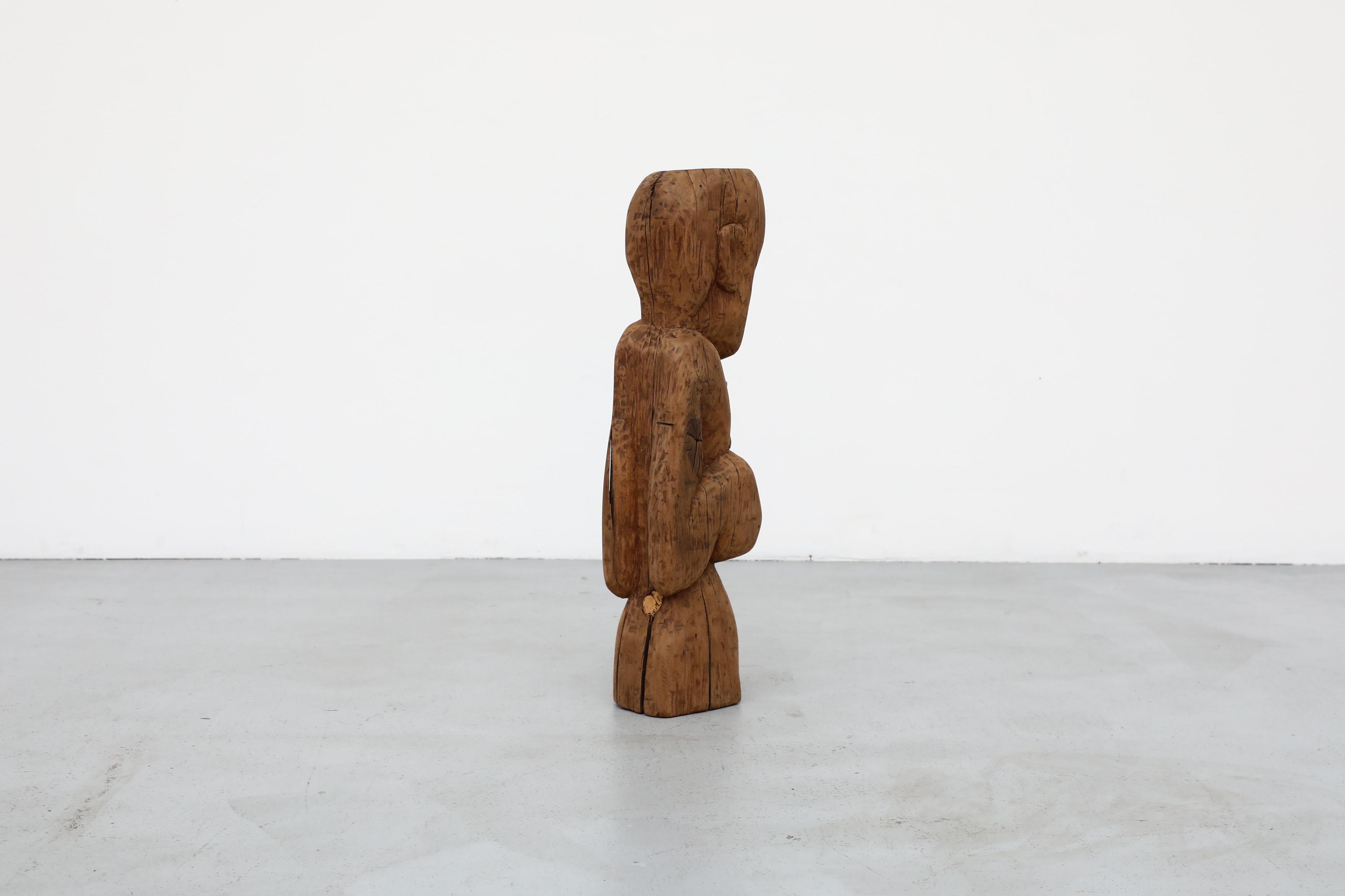 Escultura tótem primitiva tallada a mano en madera maciza de 1960 en venta 3