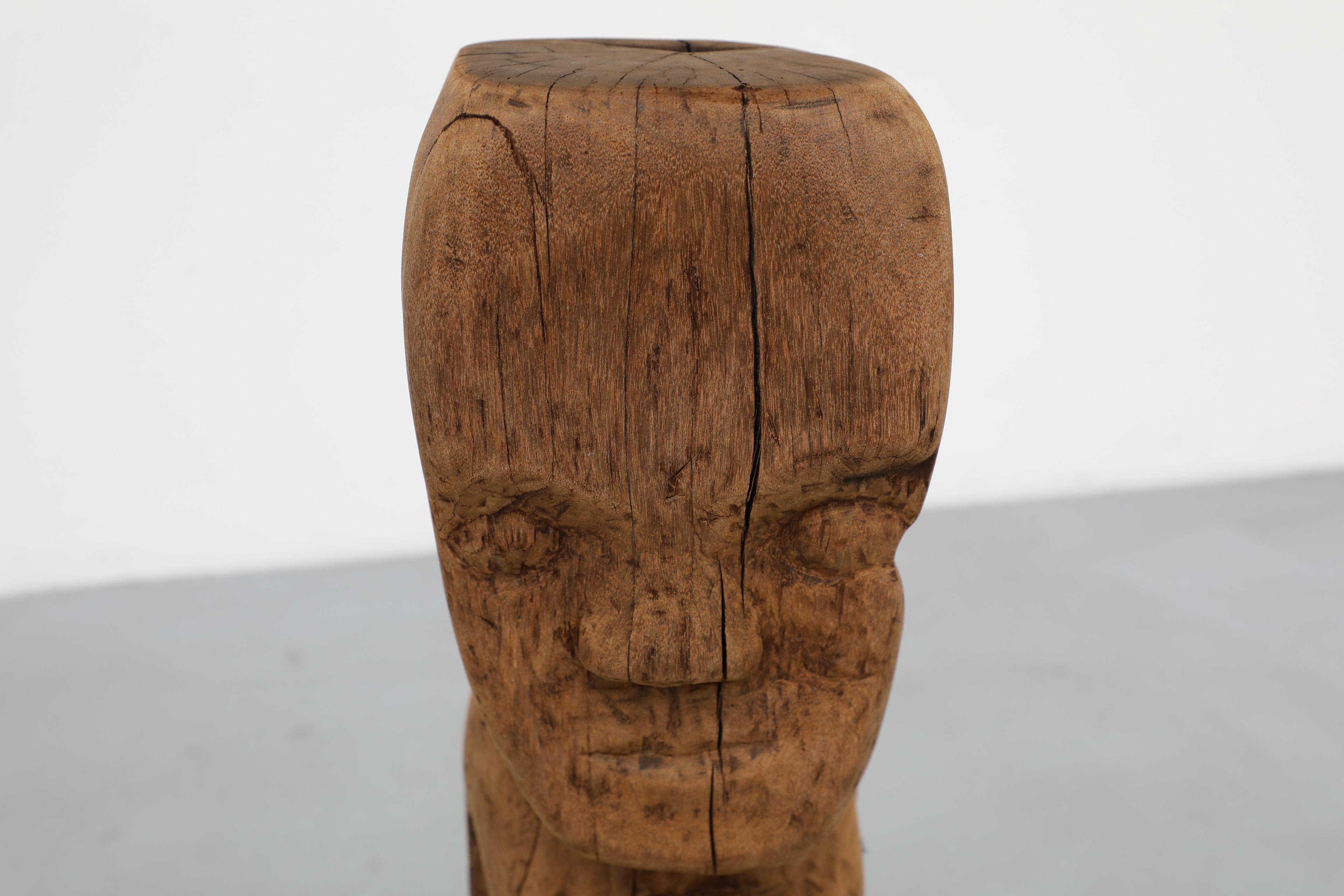 Escultura tótem primitiva tallada a mano en madera maciza de 1960 en venta 7