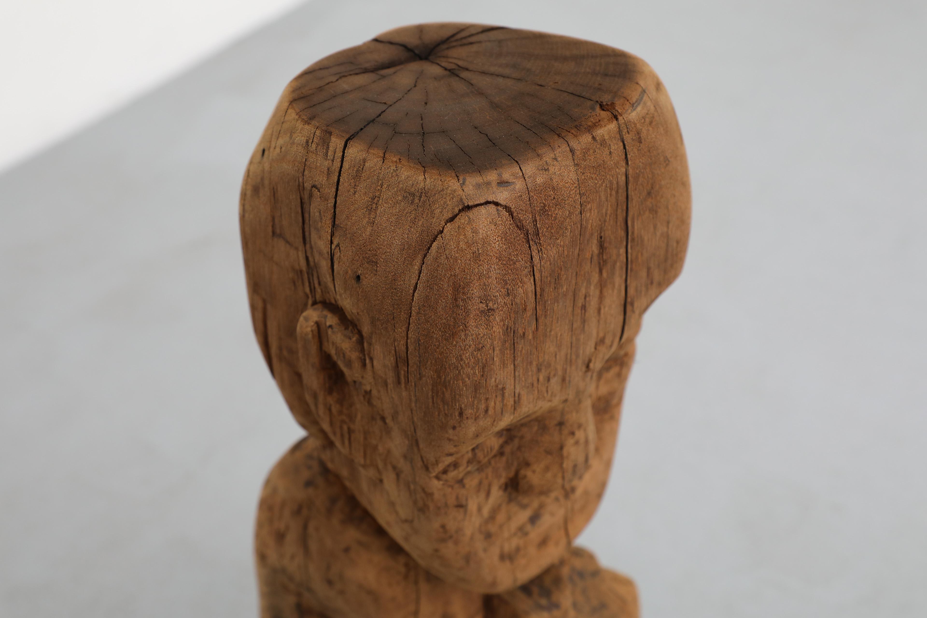 Escultura tótem primitiva tallada a mano en madera maciza de 1960 en venta 8