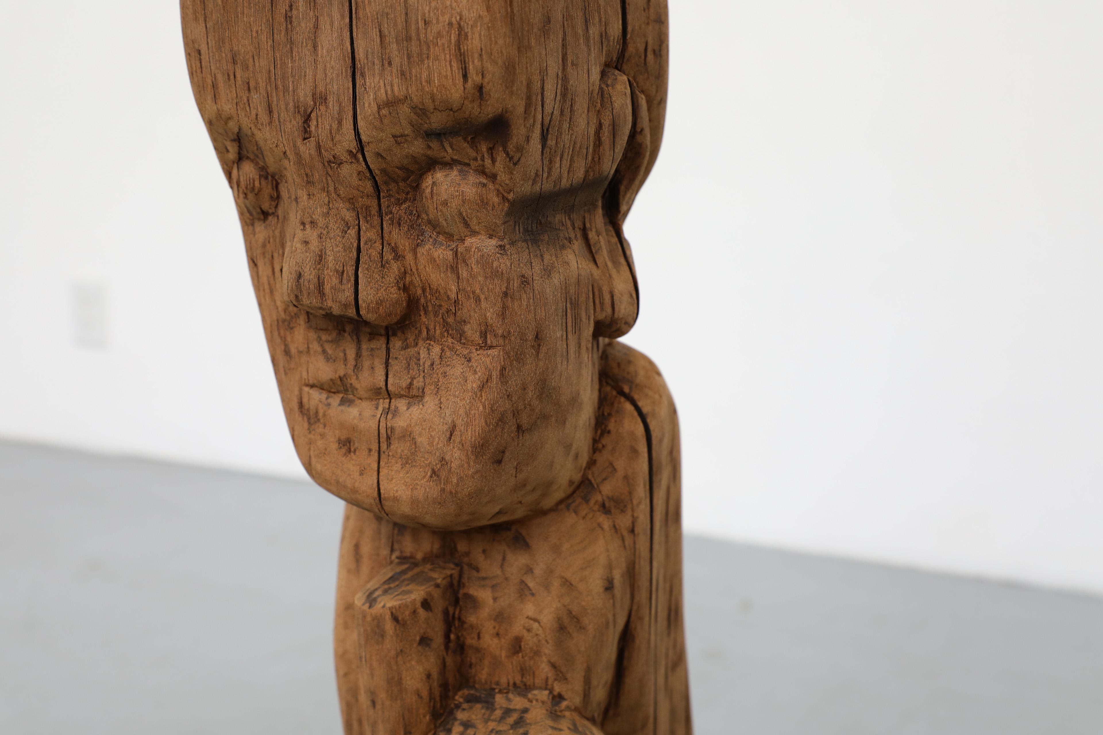 Escultura tótem primitiva tallada a mano en madera maciza de 1960 en venta 9
