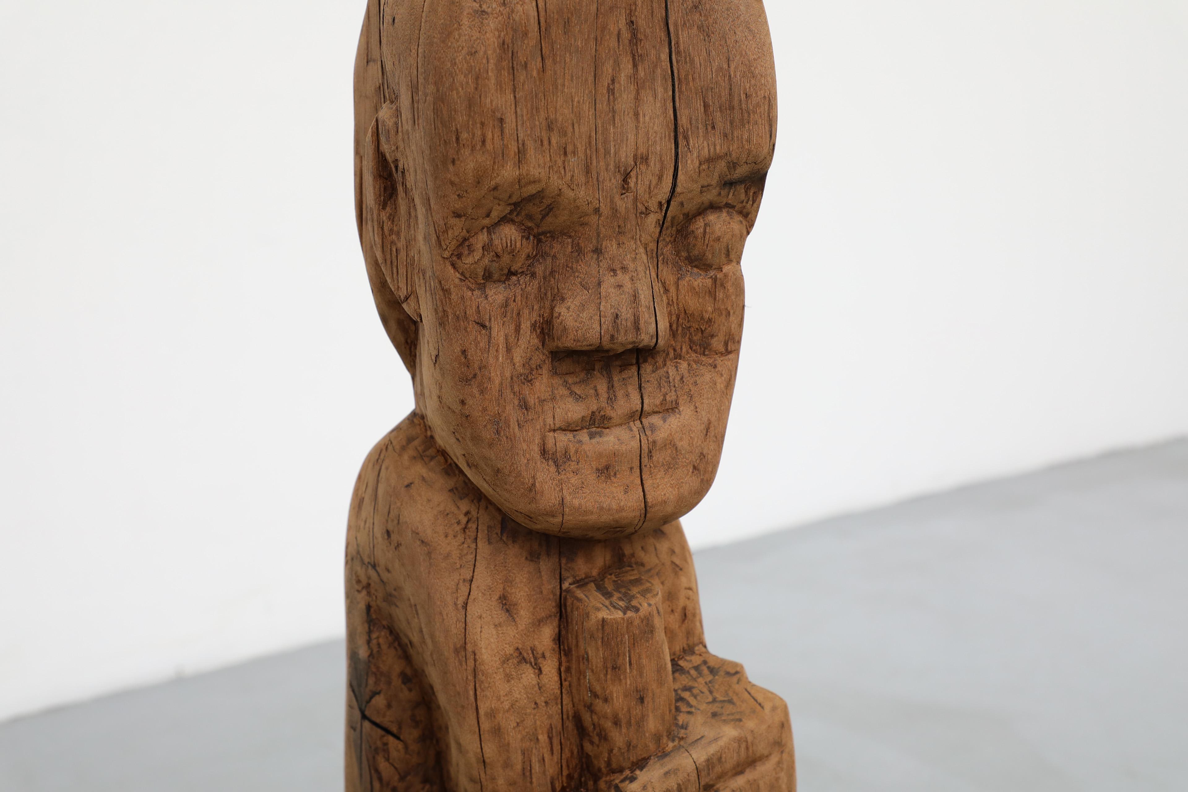Escultura tótem primitiva tallada a mano en madera maciza de 1960 en venta 10