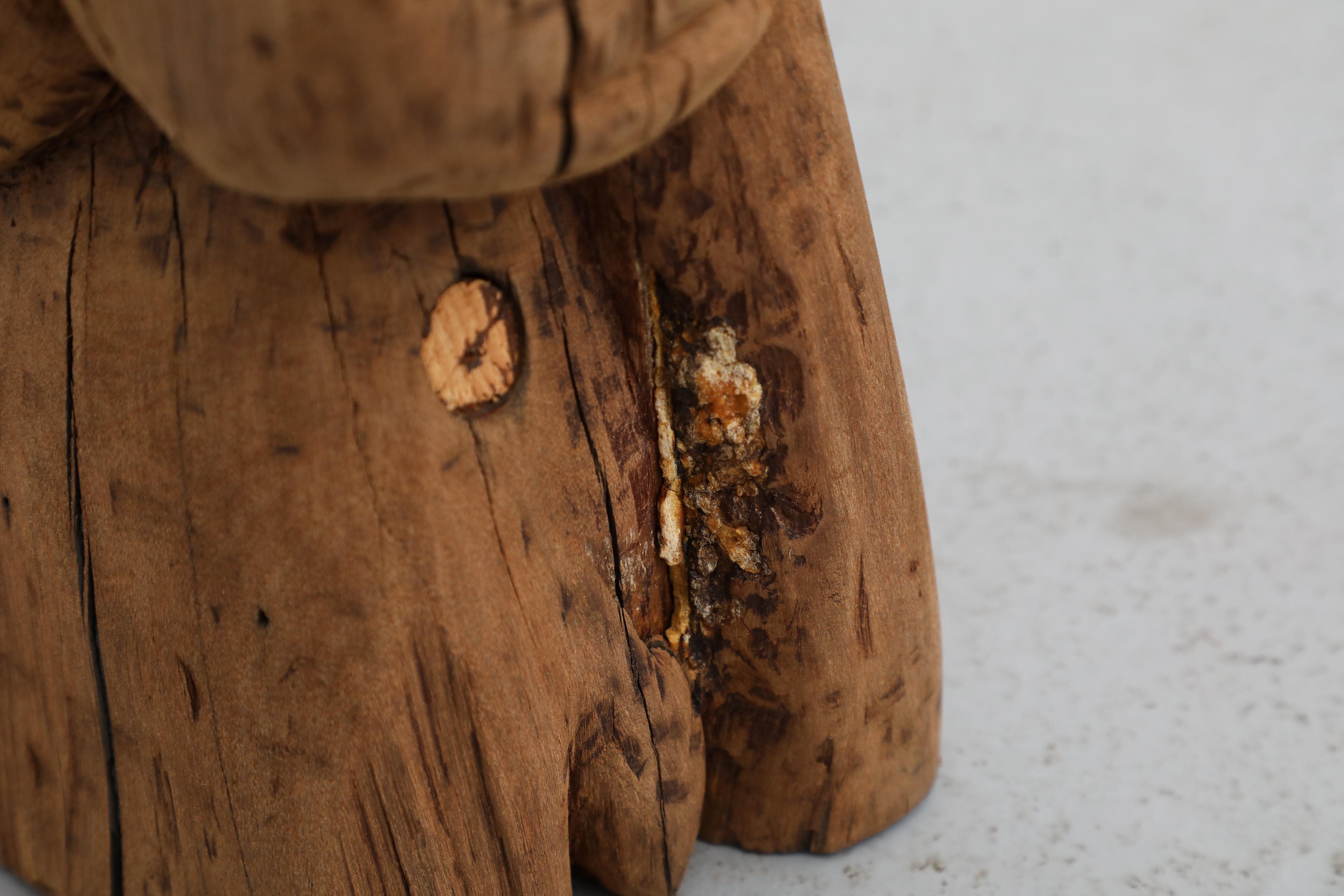 Escultura tótem primitiva tallada a mano en madera maciza de 1960 en venta 12