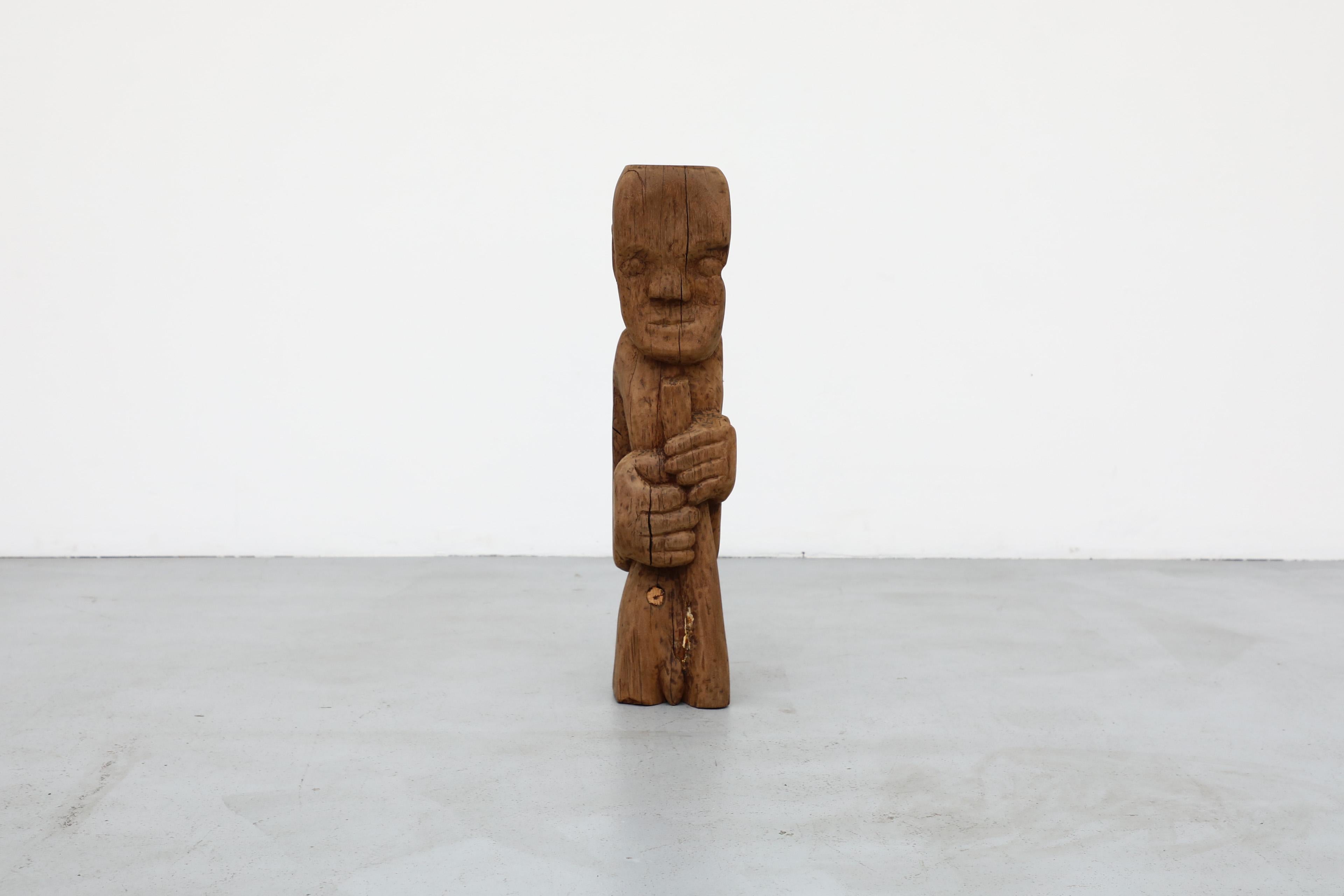 Escultura totémica de madera maciza bellamente elaborada a mano, con rasgos detallados que resaltan su presencia auténtica. Esta pieza única aúna estilo y arte en un complemento llamativo y de buen gusto para cualquier habitación. En su estado