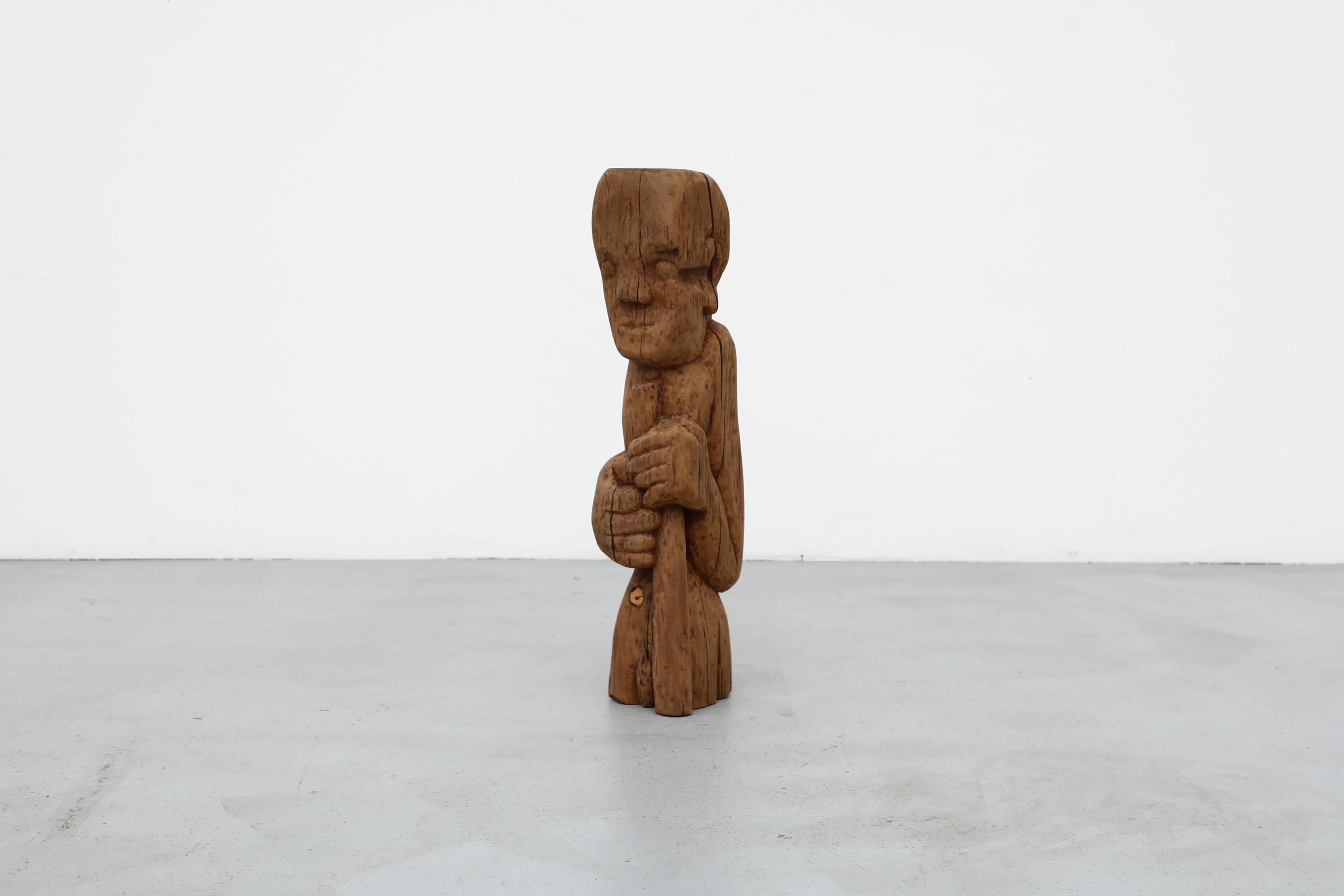 Escultura tótem primitiva tallada a mano en madera maciza de 1960 Primitivo en venta