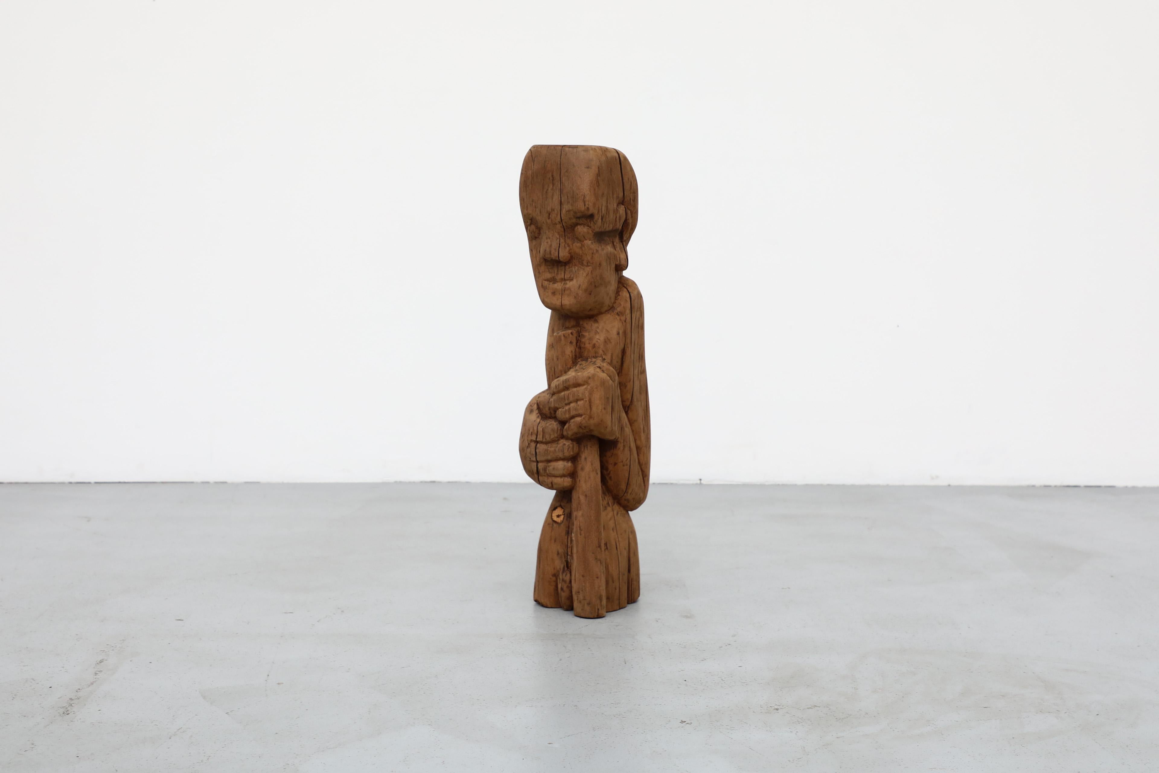 Escultura tótem primitiva tallada a mano en madera maciza de 1960 siglo XX en venta