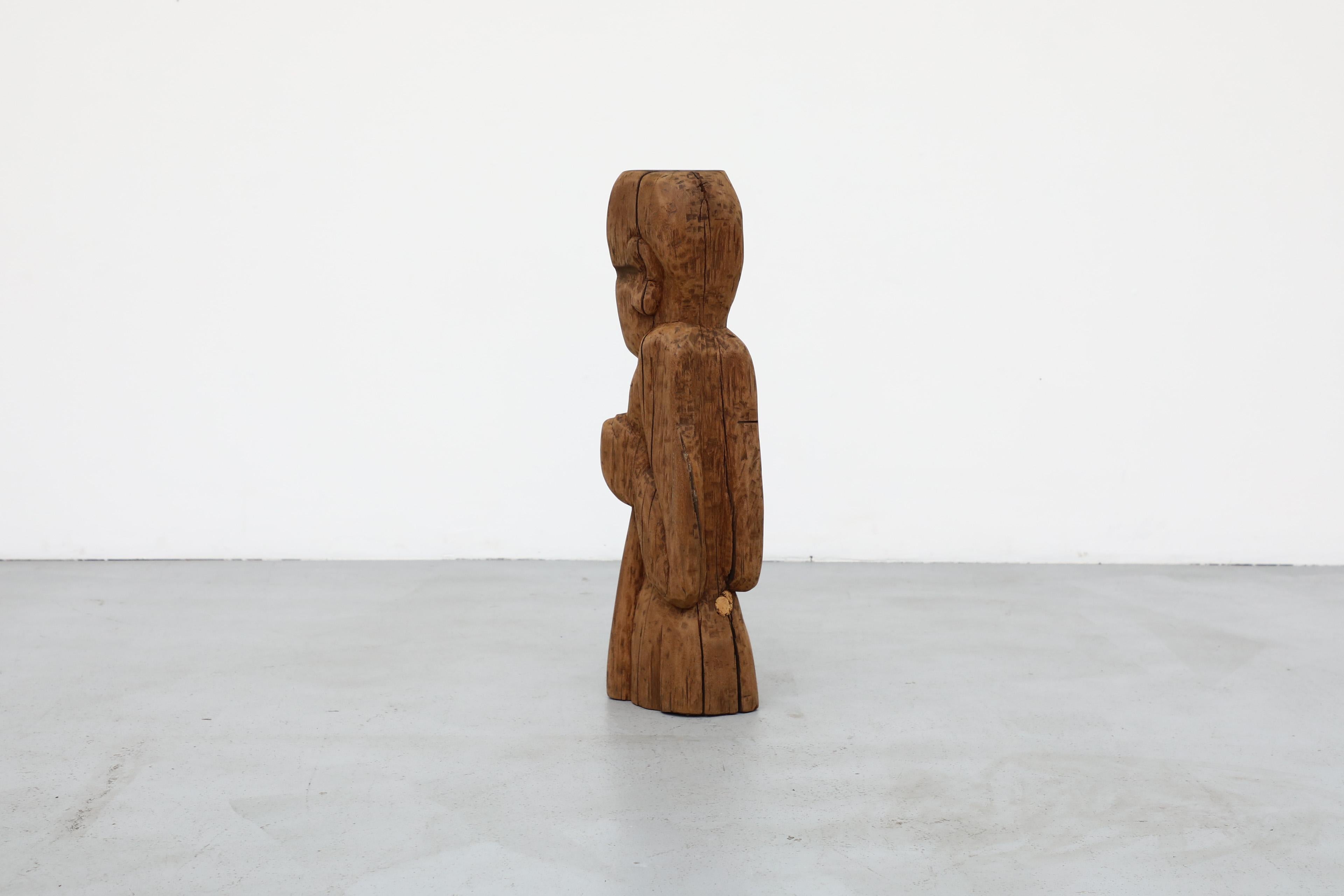 Escultura tótem primitiva tallada a mano en madera maciza de 1960 en venta 1
