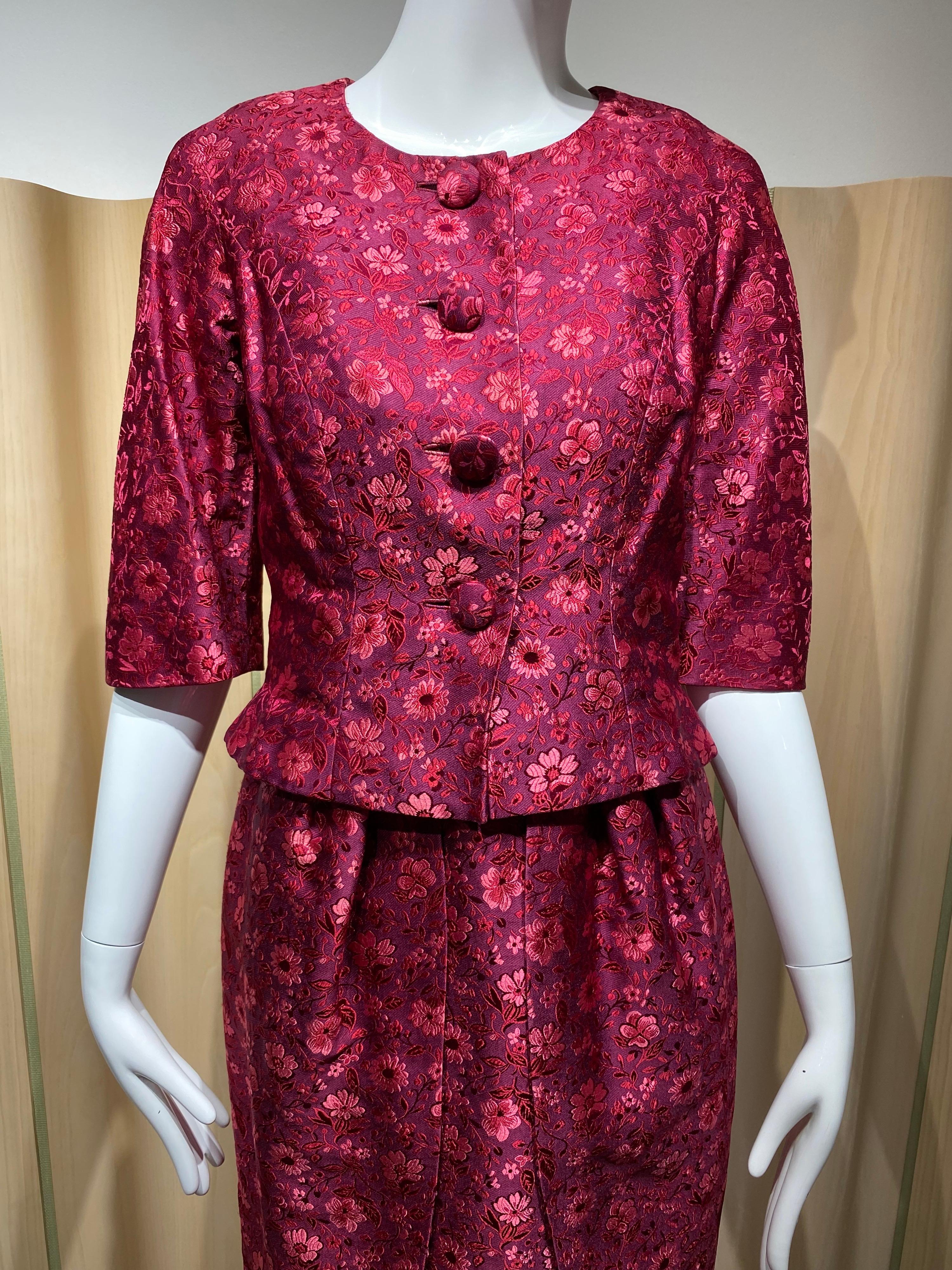 Sophie of Saks - Robe et veste en brocart rouge bourgogne, années 1960  Pour femmes en vente