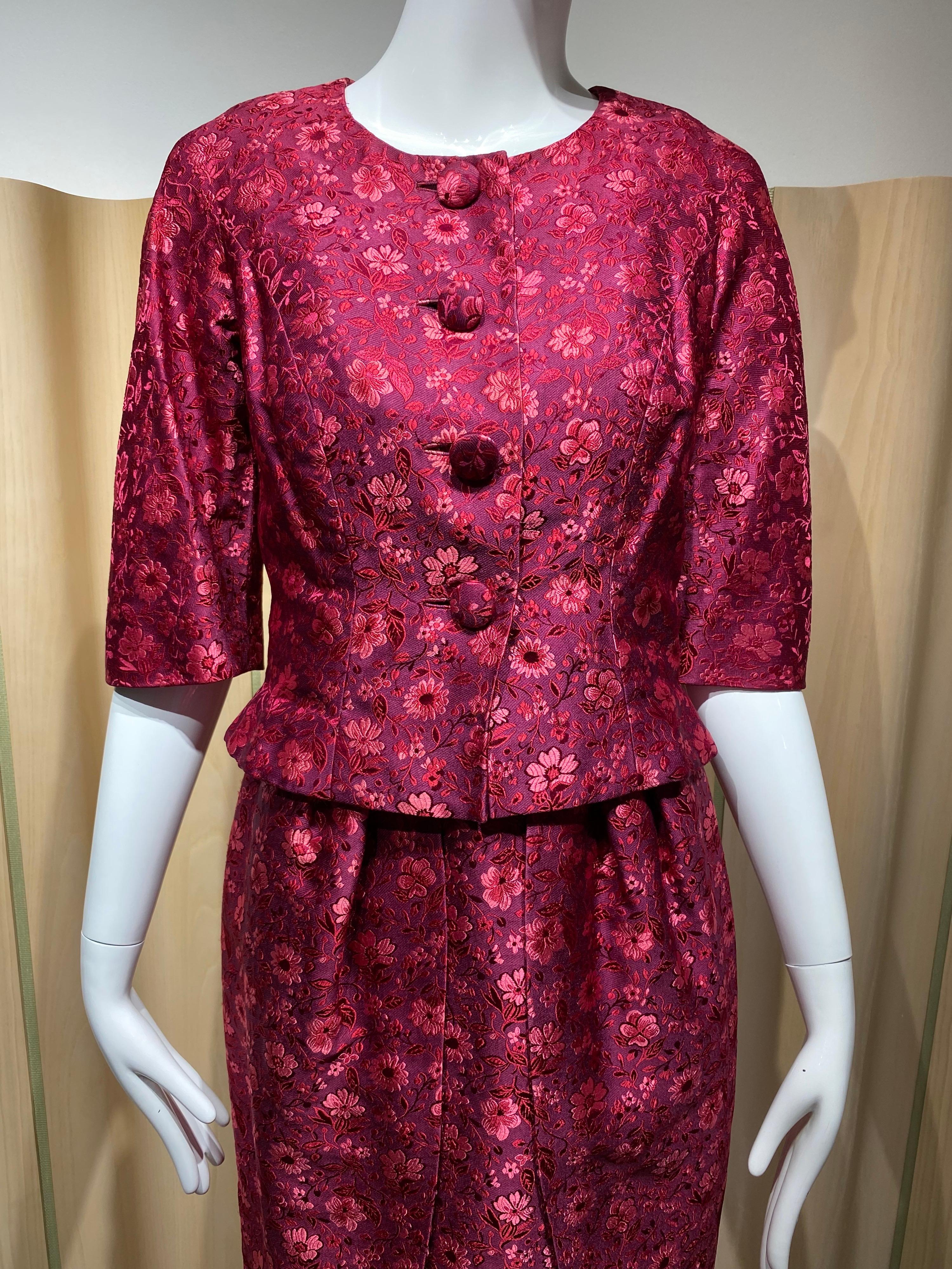 De las mujeres Años 60 Sophie de Saks Vestido y chaqueta de brocado rojo burdeos en venta