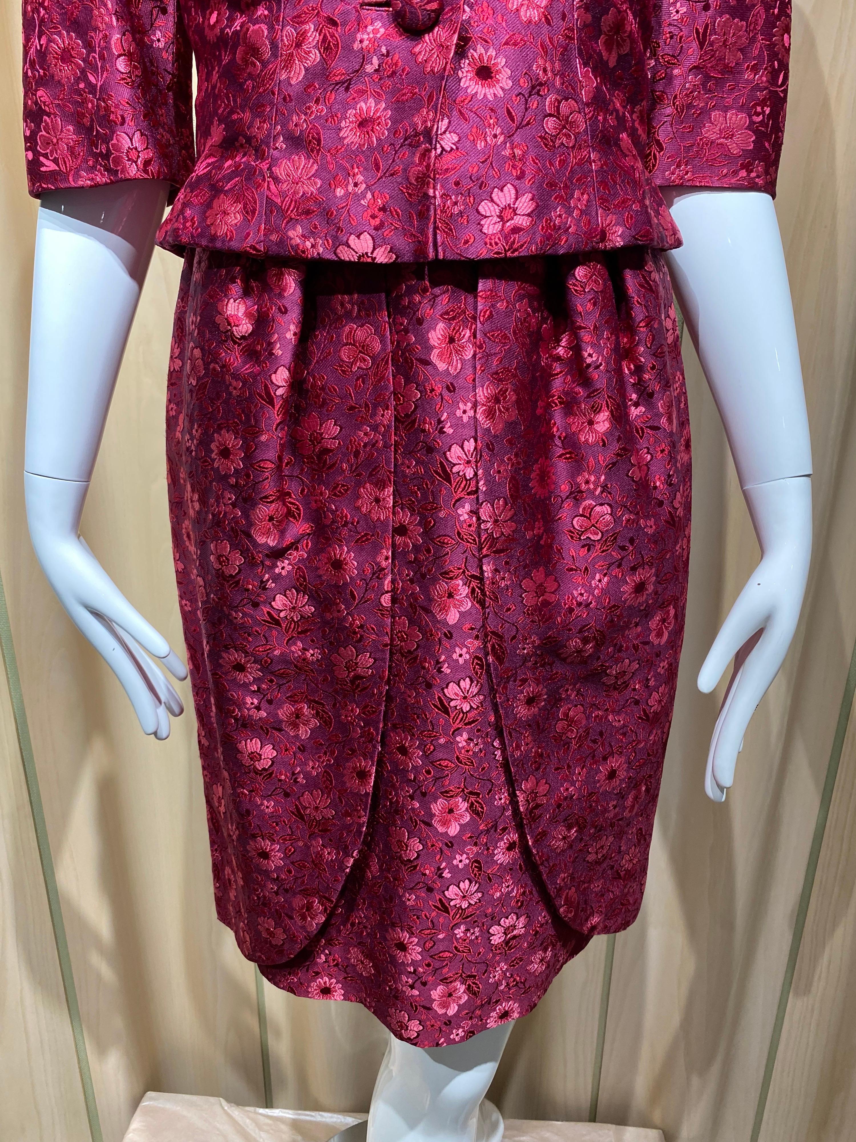 Años 60 Sophie de Saks Vestido y chaqueta de brocado rojo burdeos en venta 1
