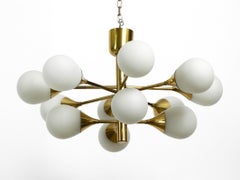 1960er Jahre Space Age Atomic Design Deckenlampe aus Messing mit 12 ovalen Glaskugeln