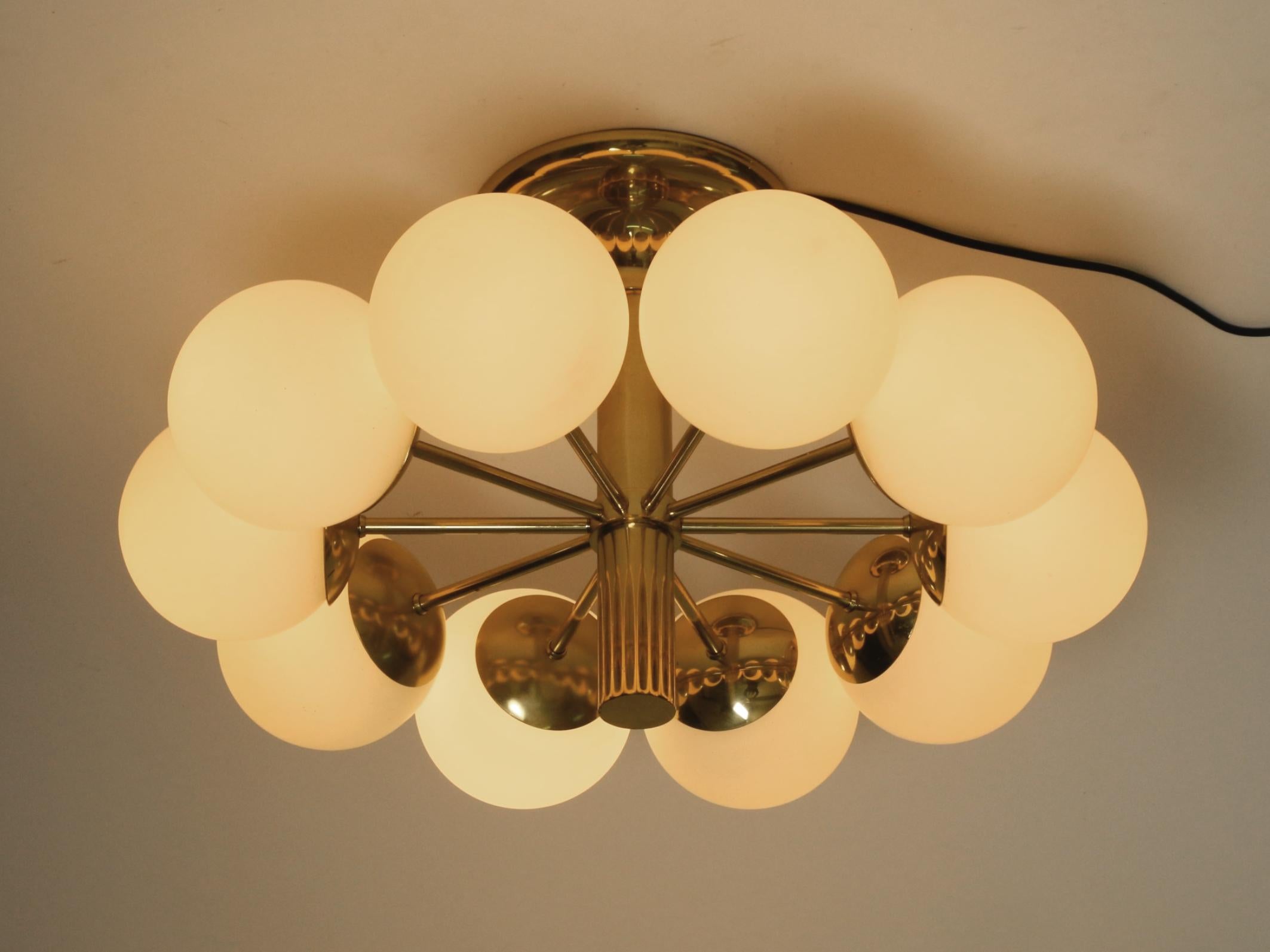 1960s Space Age brass ceiling lamp with 10 glass balls by Kaiser Leuchten In Good Condition For Sale In München, DE