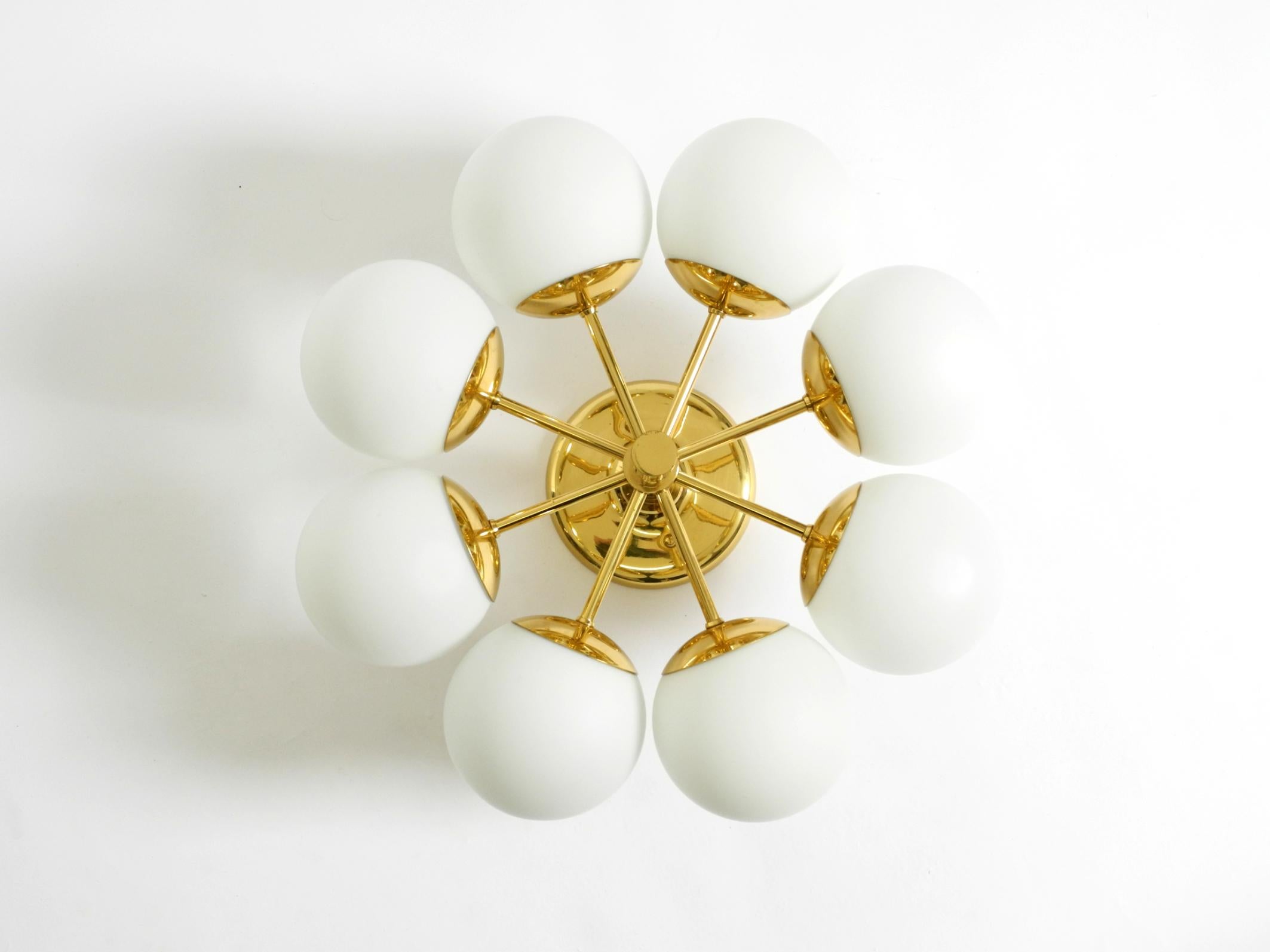 1960s Space Age brass ceiling lamp with 8 glass balls by Kaiser Leuchten In condizioni buone in vendita a München, DE