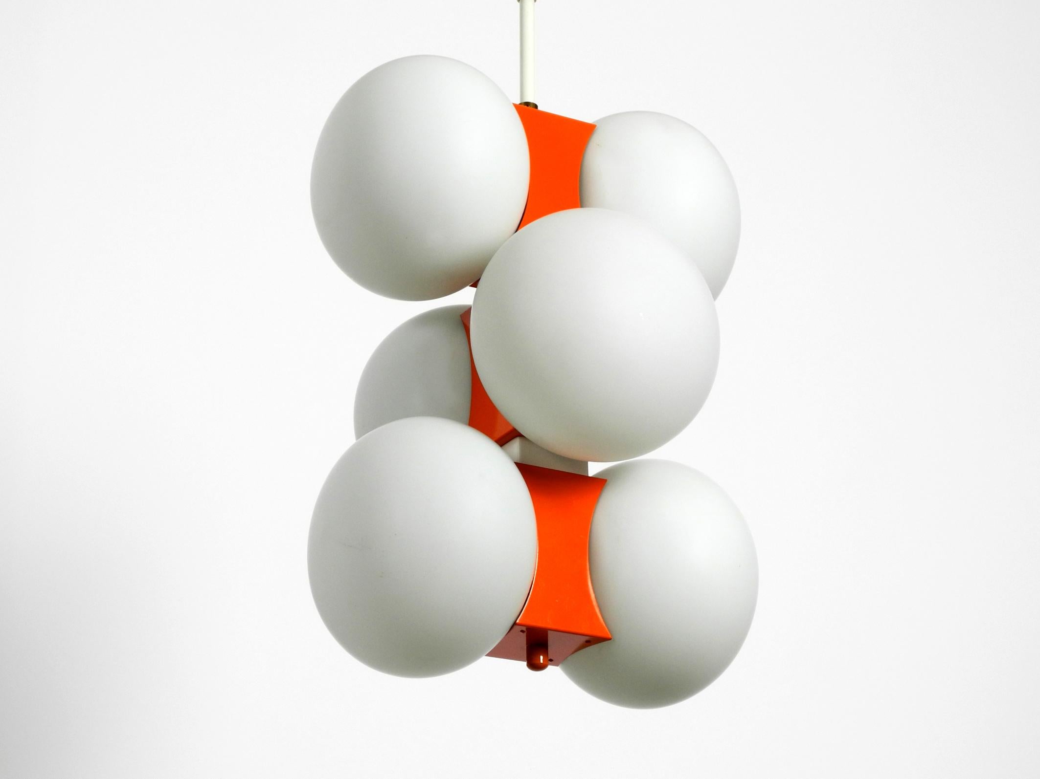 Beautiful rare original 60s orange Kaiser metal ceiling lamp with 6 white opal glass balls.
Beautiful sixties Space Age Atomic Design.
100% original condition with fantastic condition, hardly any usage traces to see.
Fully functional with six E14