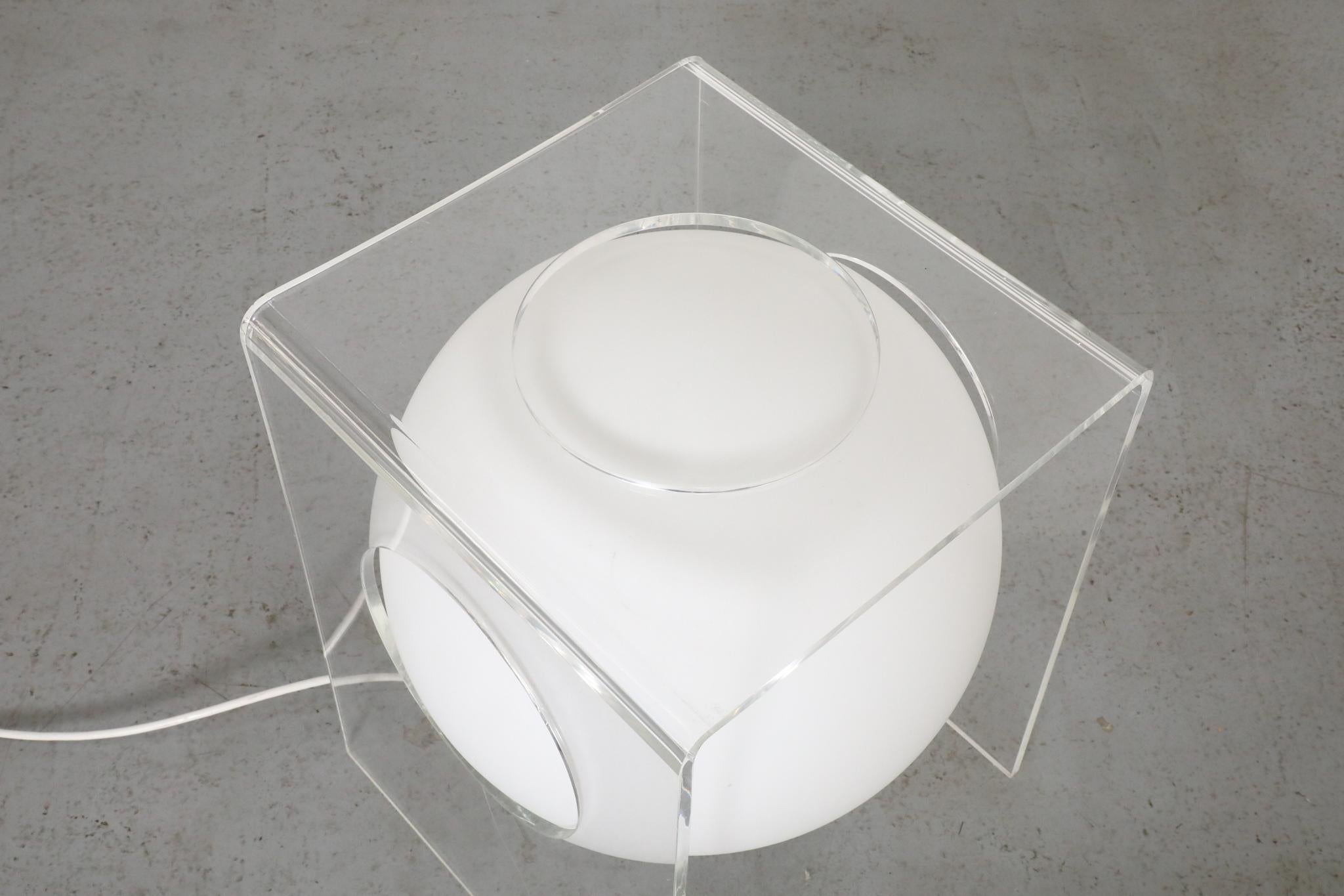 Lampe de table d'appoint en plexiglas et verre au lait des années 1960, modèle Space AGE en vente 3