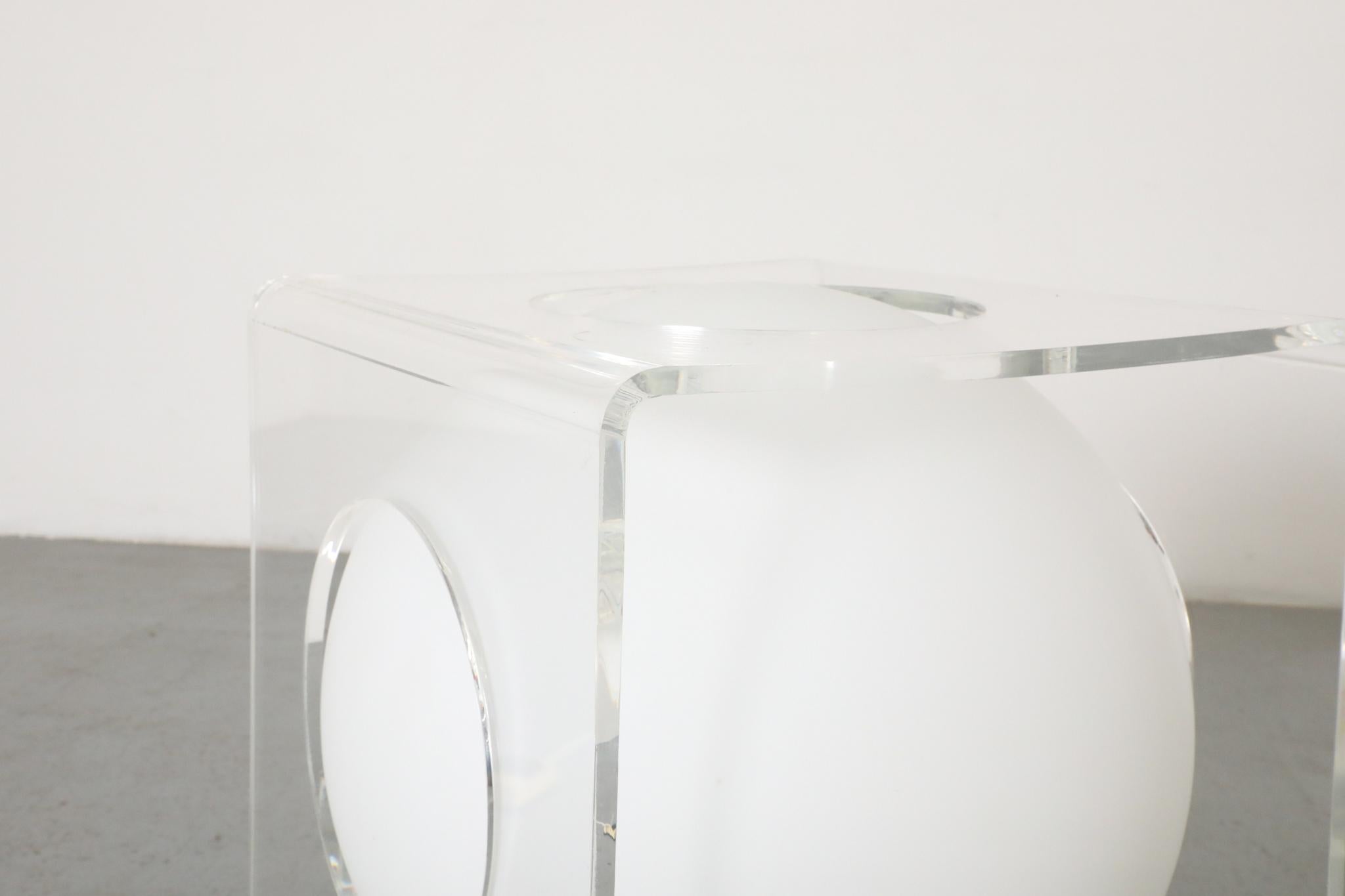 Lampe de table d'appoint en plexiglas et verre au lait des années 1960, modèle Space AGE en vente 4