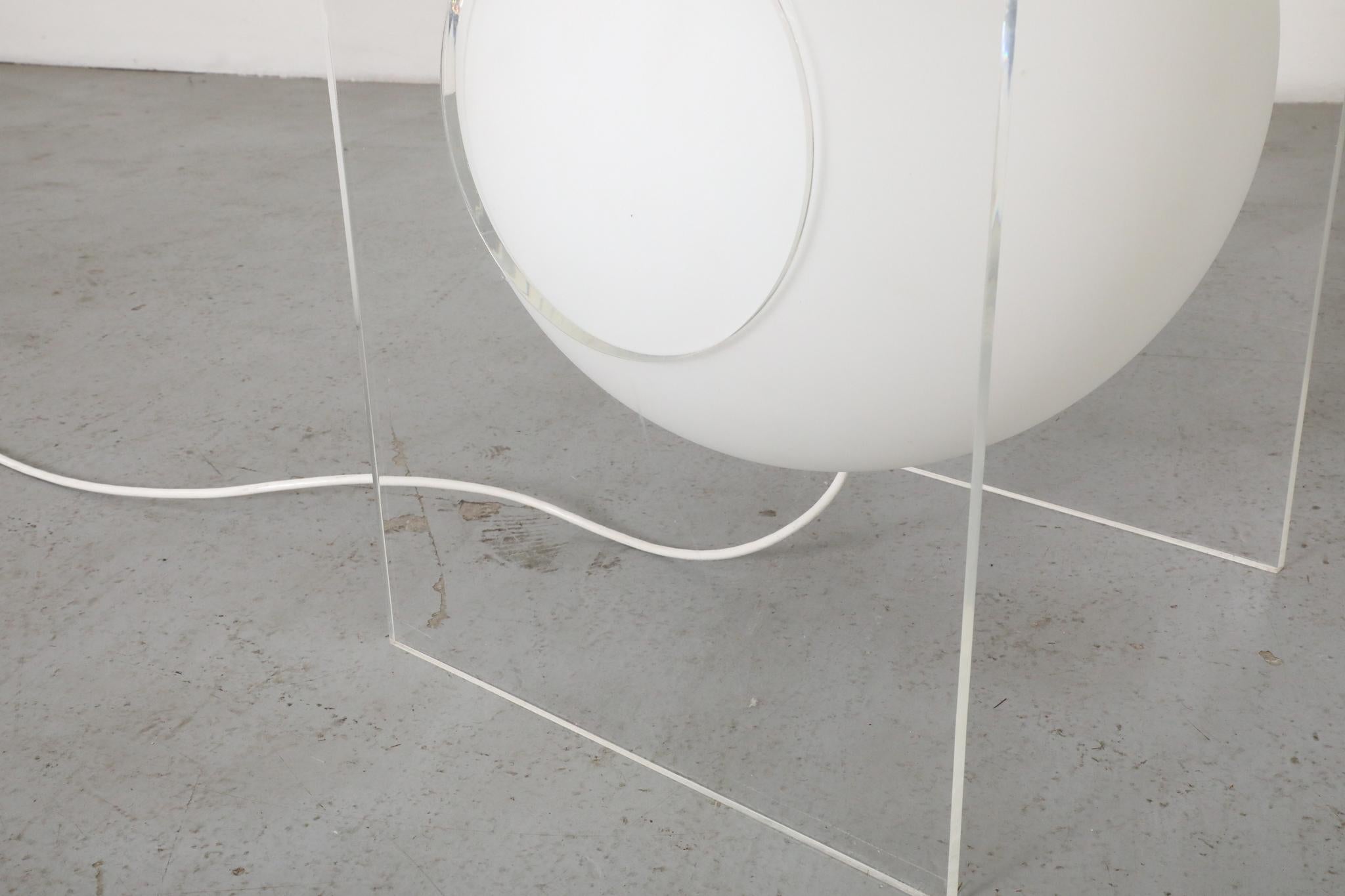 Lampe de table d'appoint en plexiglas et verre au lait des années 1960, modèle Space AGE en vente 5