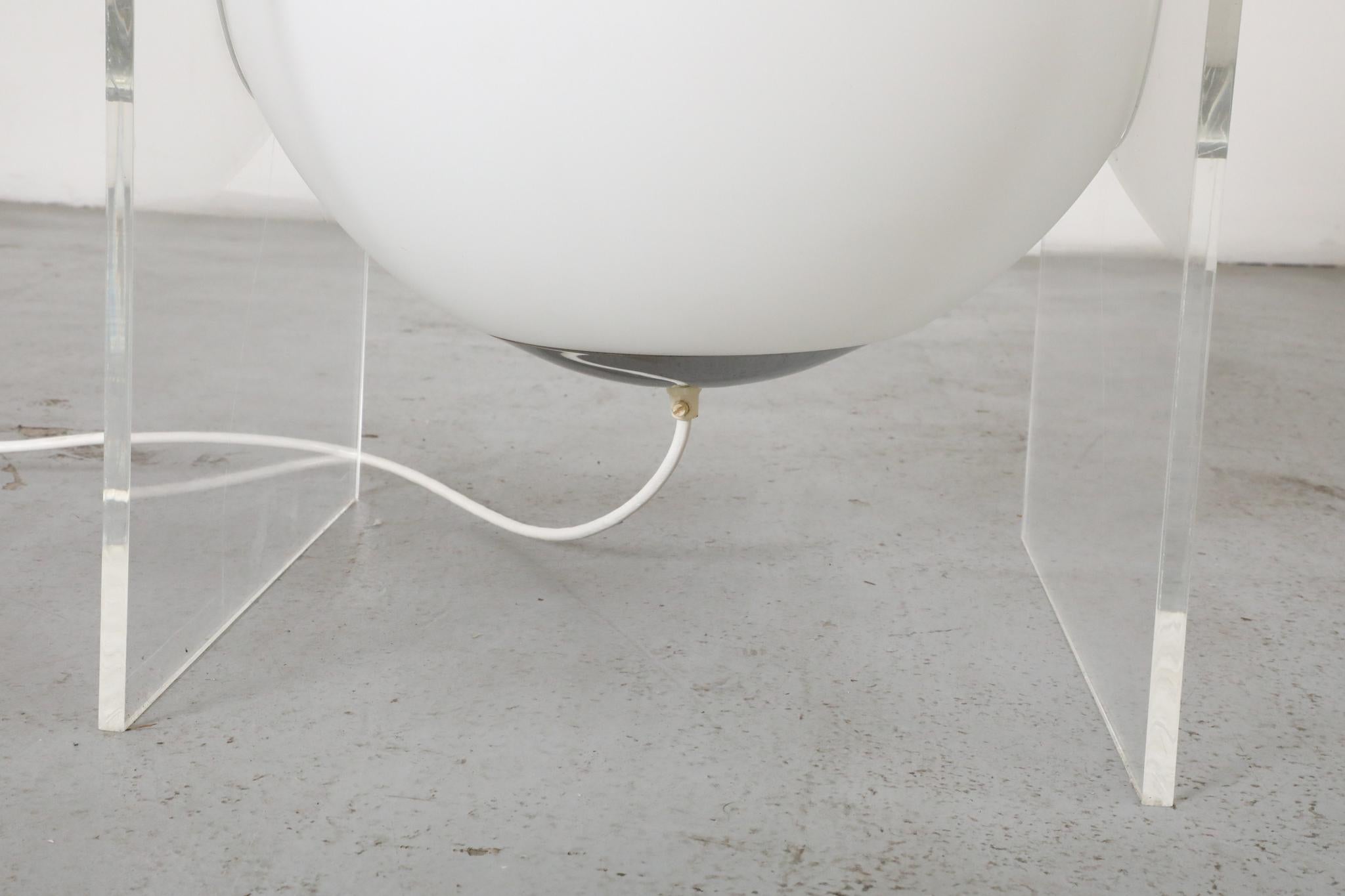 Lampe de table d'appoint en plexiglas et verre au lait des années 1960, modèle Space AGE en vente 6