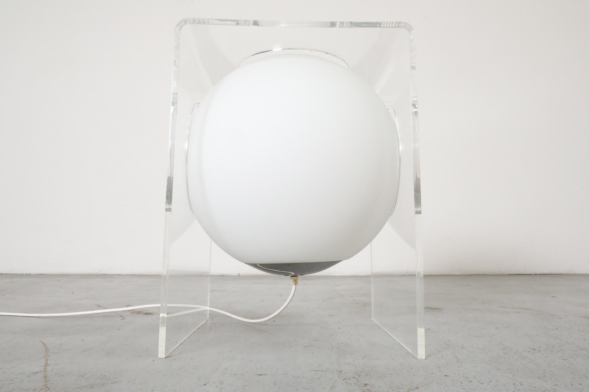 Lampe de table d'appoint en plexiglas et verre au lait des années 1960, modèle Space AGE en vente 7