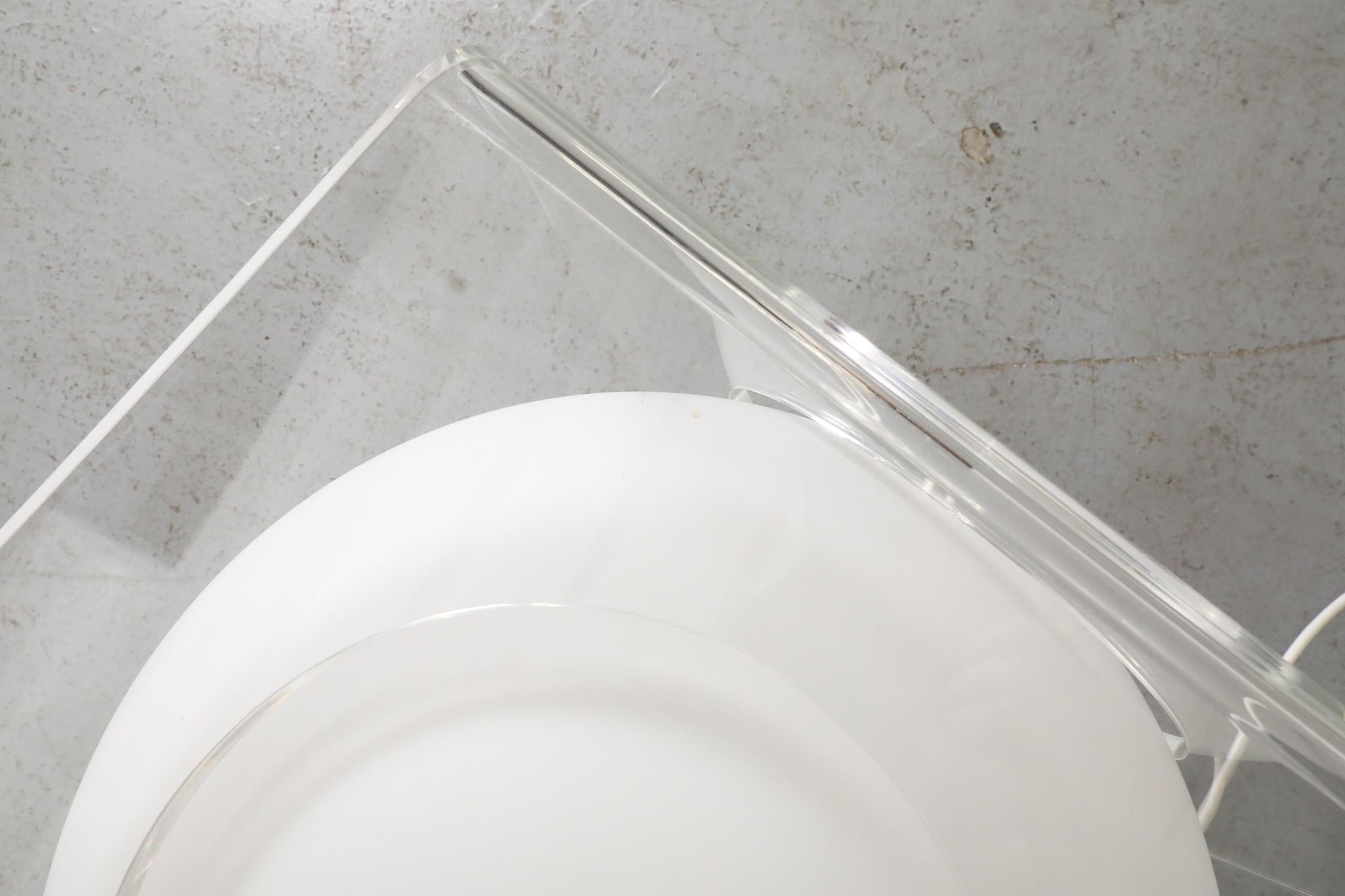 Lampe de table d'appoint en plexiglas et verre au lait des années 1960, modèle Space AGE en vente 8