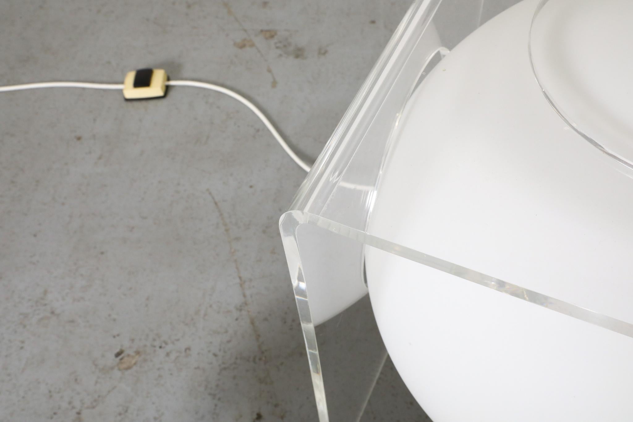 Lampe de table d'appoint en plexiglas et verre au lait des années 1960, modèle Space AGE en vente 10