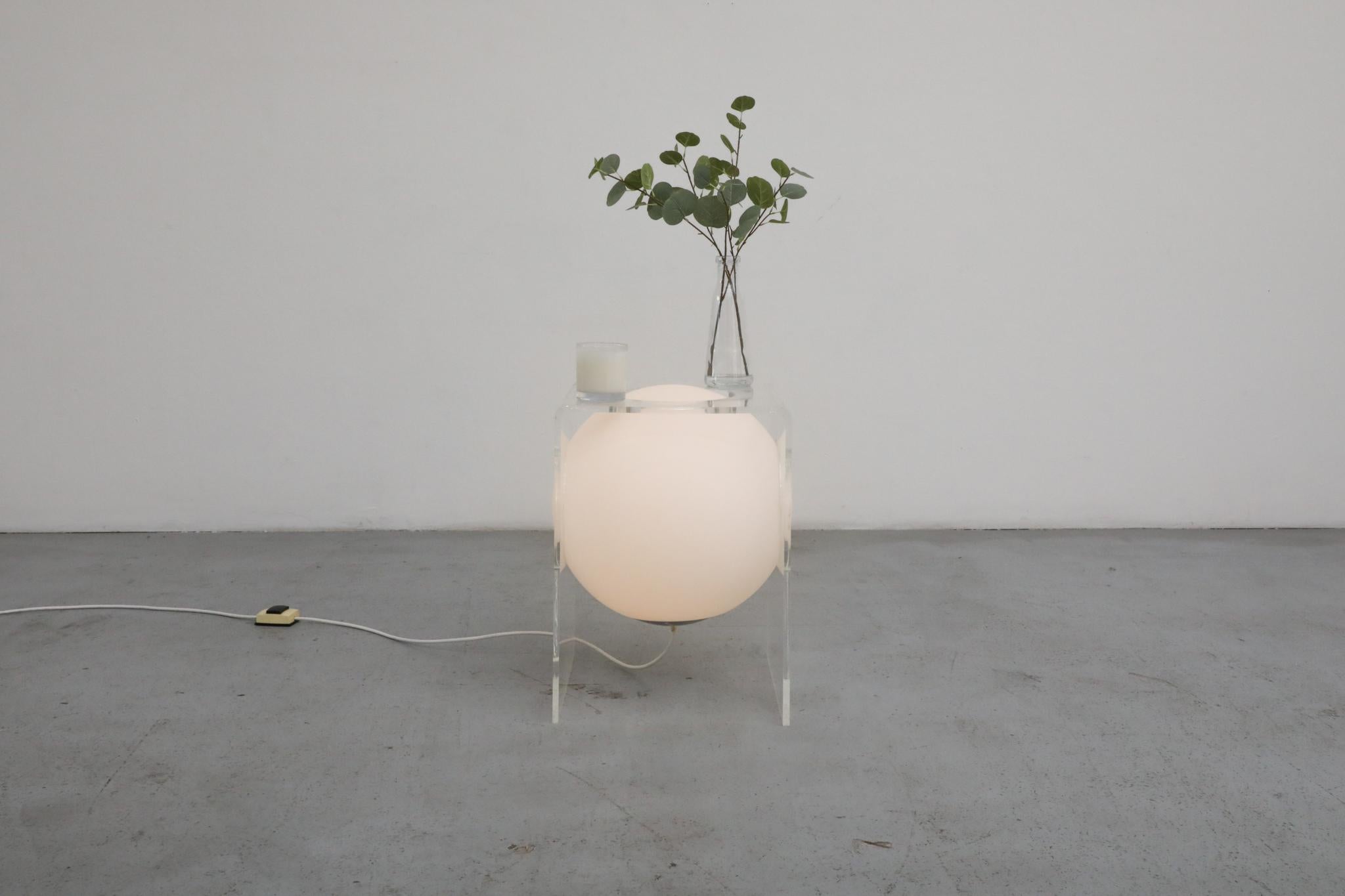 Ère spatiale Lampe de table d'appoint en plexiglas et verre au lait des années 1960, modèle Space AGE en vente
