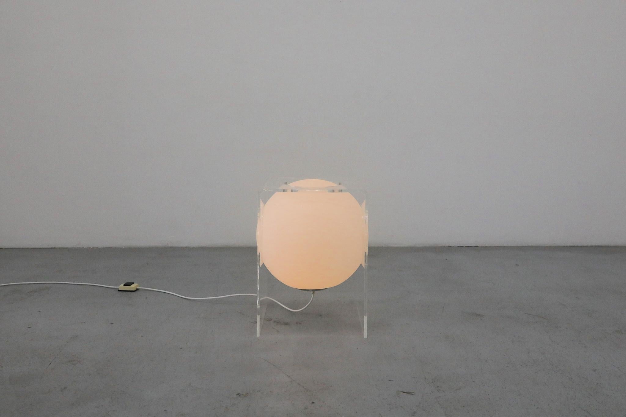Néerlandais Lampe de table d'appoint en plexiglas et verre au lait des années 1960, modèle Space AGE en vente