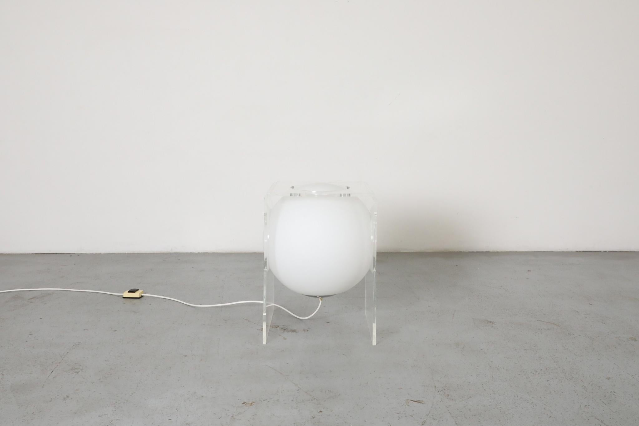 Lampe de table d'appoint en plexiglas et verre au lait des années 1960, modèle Space AGE Bon état - En vente à Los Angeles, CA