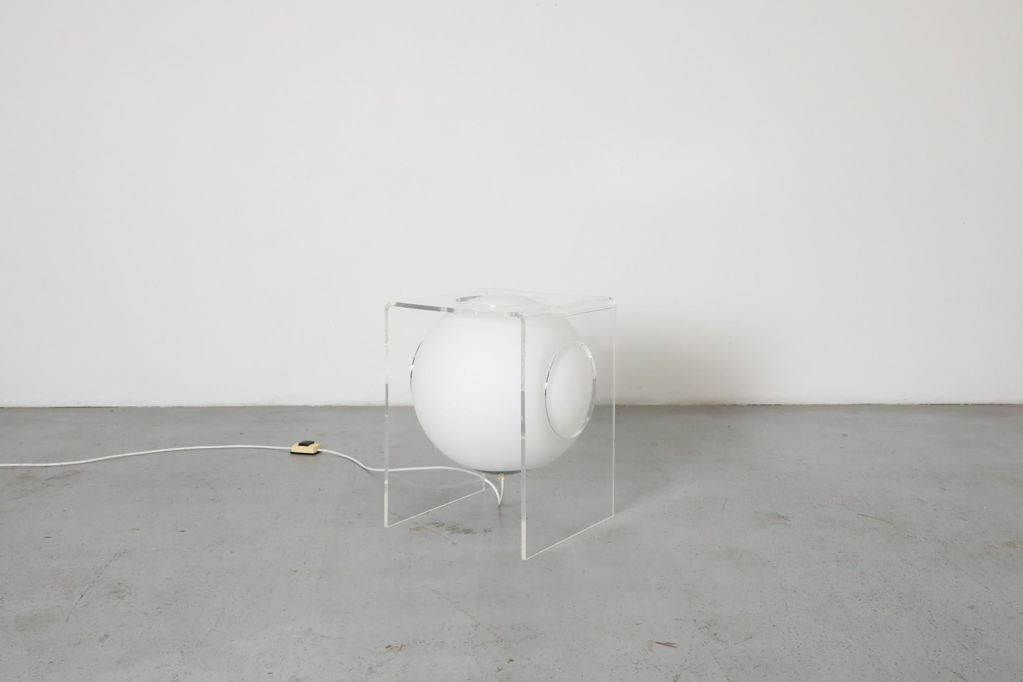 Milieu du XXe siècle Lampe de table d'appoint en plexiglas et verre au lait des années 1960, modèle Space AGE en vente