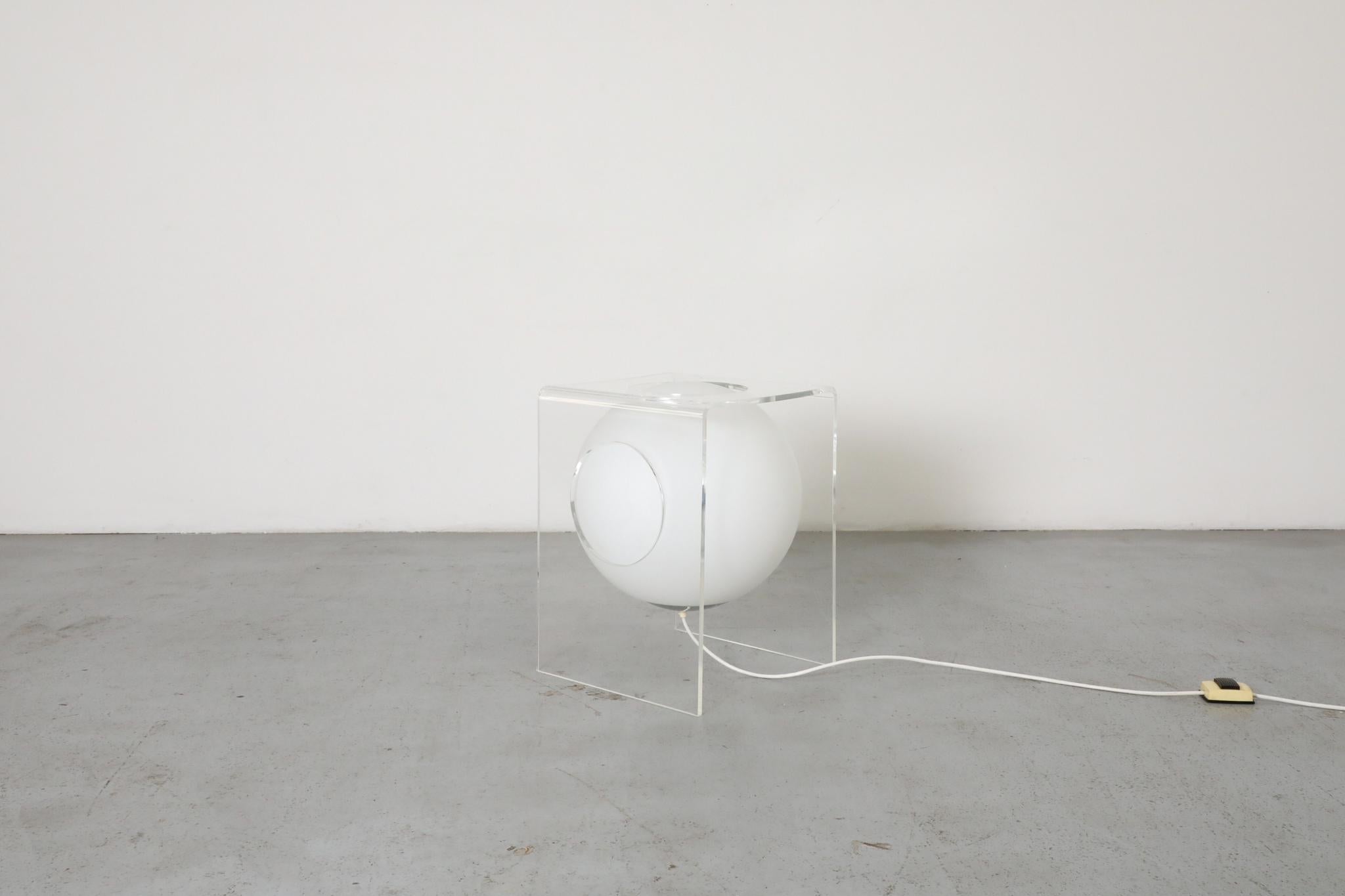 Lampe de table d'appoint en plexiglas et verre au lait des années 1960, modèle Space AGE en vente 1