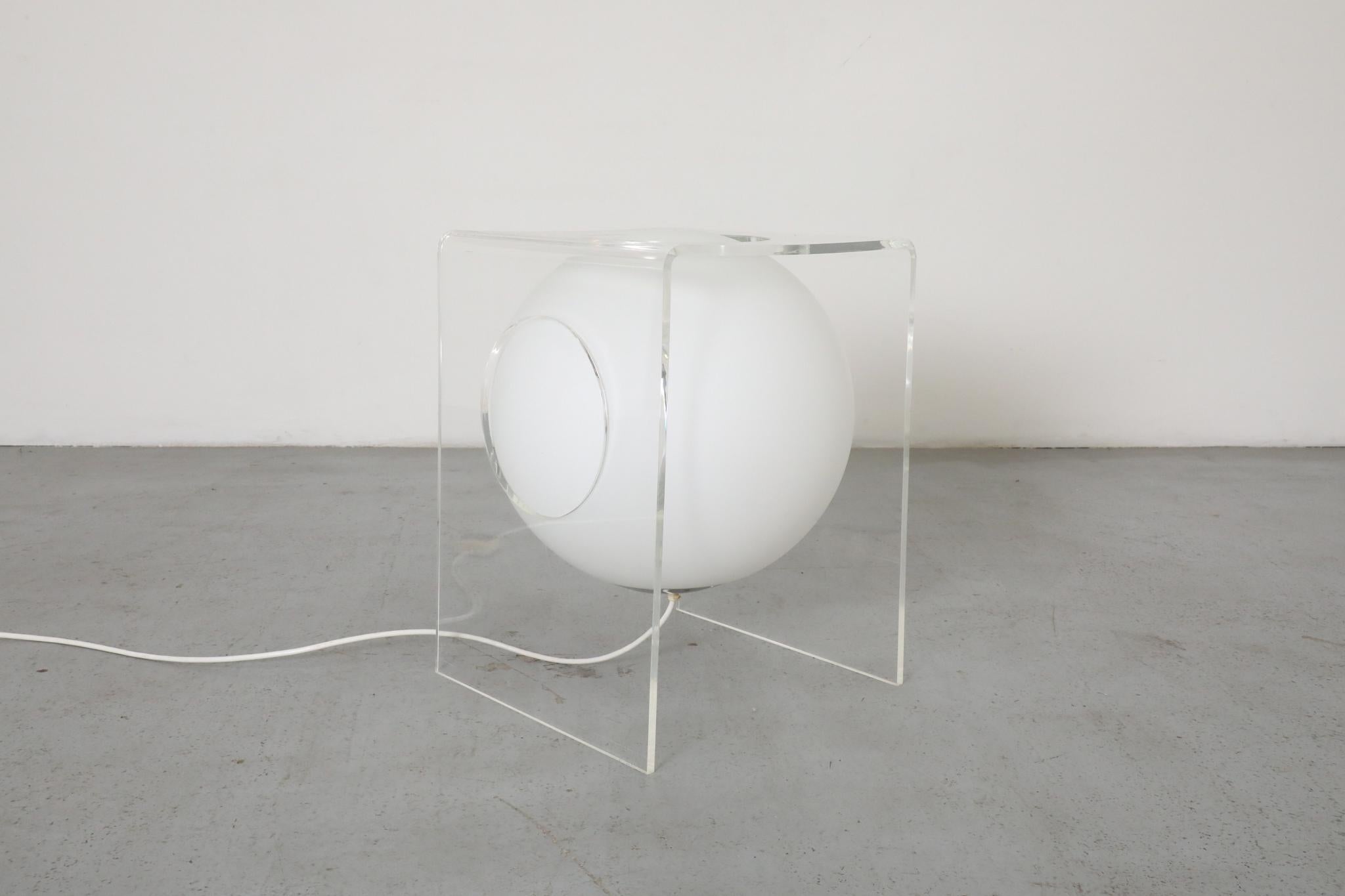 Lampe de table d'appoint en plexiglas et verre au lait des années 1960, modèle Space AGE en vente 2