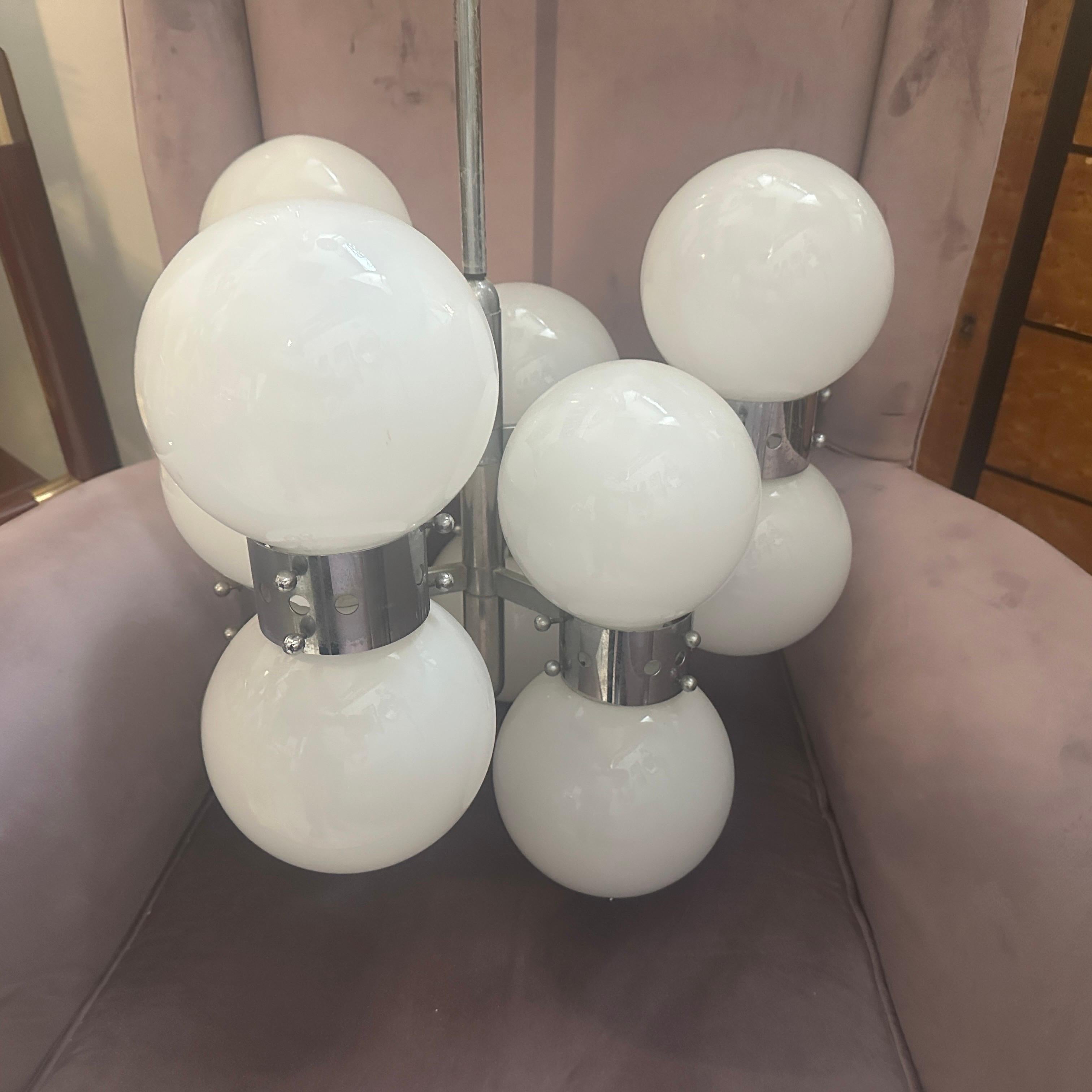 Lampadario italiano a 10 luci in acciaio e vetro opalino degli anni '60, di tipo 