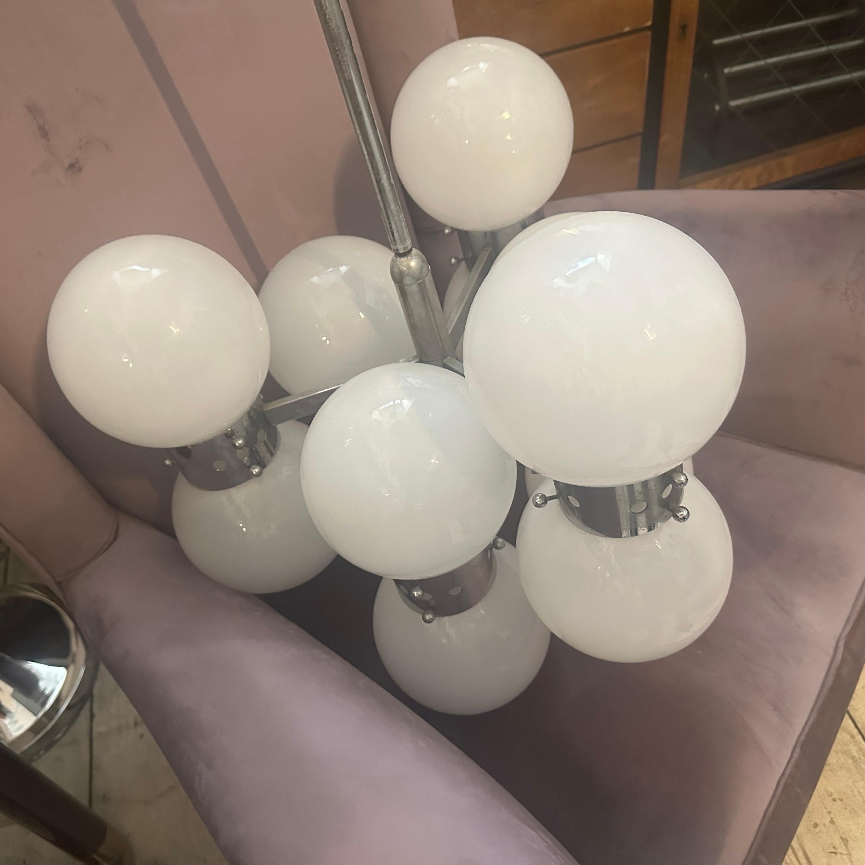 Lampadario italiano a 10 luci in acciaio e vetro opalino degli anni '60, di tipo 
