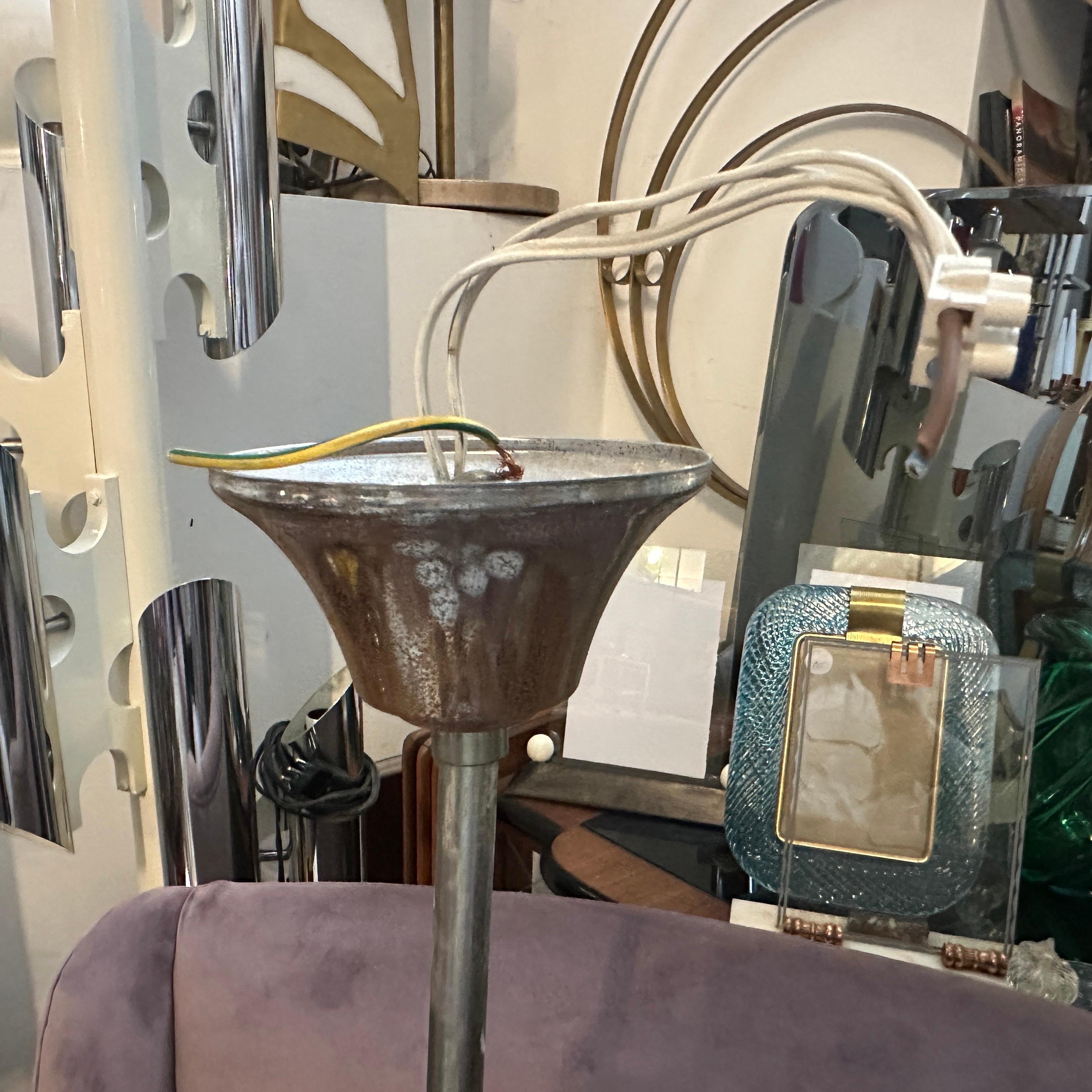 Lampadario italiano a 10 luci in acciaio e vetro opalino degli anni '60, di tipo 