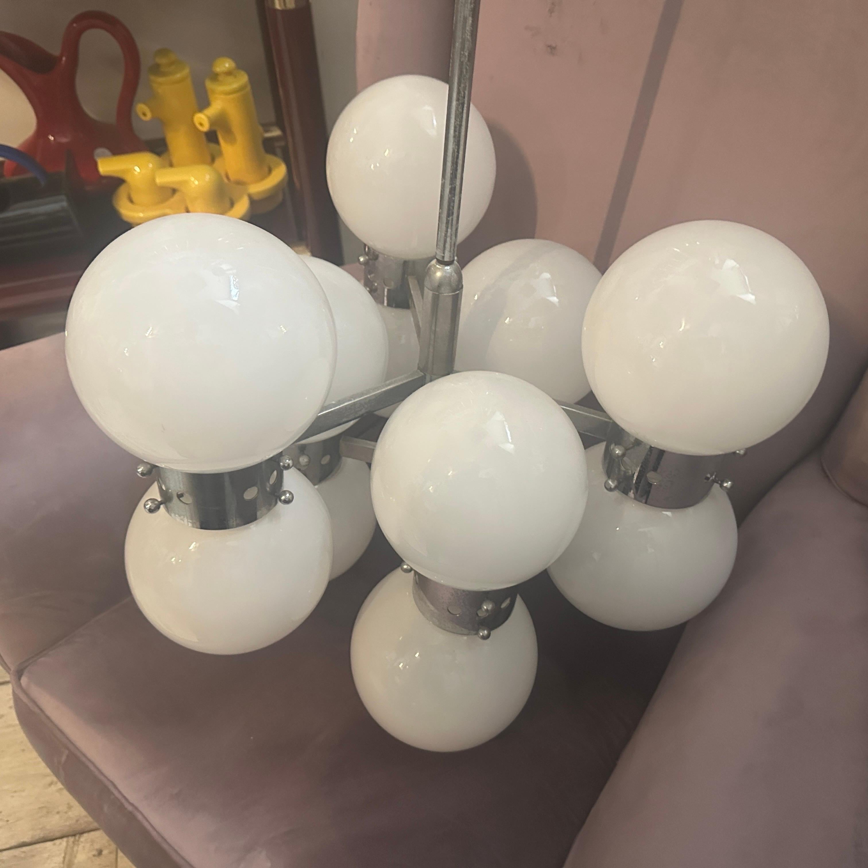 Lampadario italiano a 10 luci in acciaio e vetro opalino degli anni '60, di tipo 