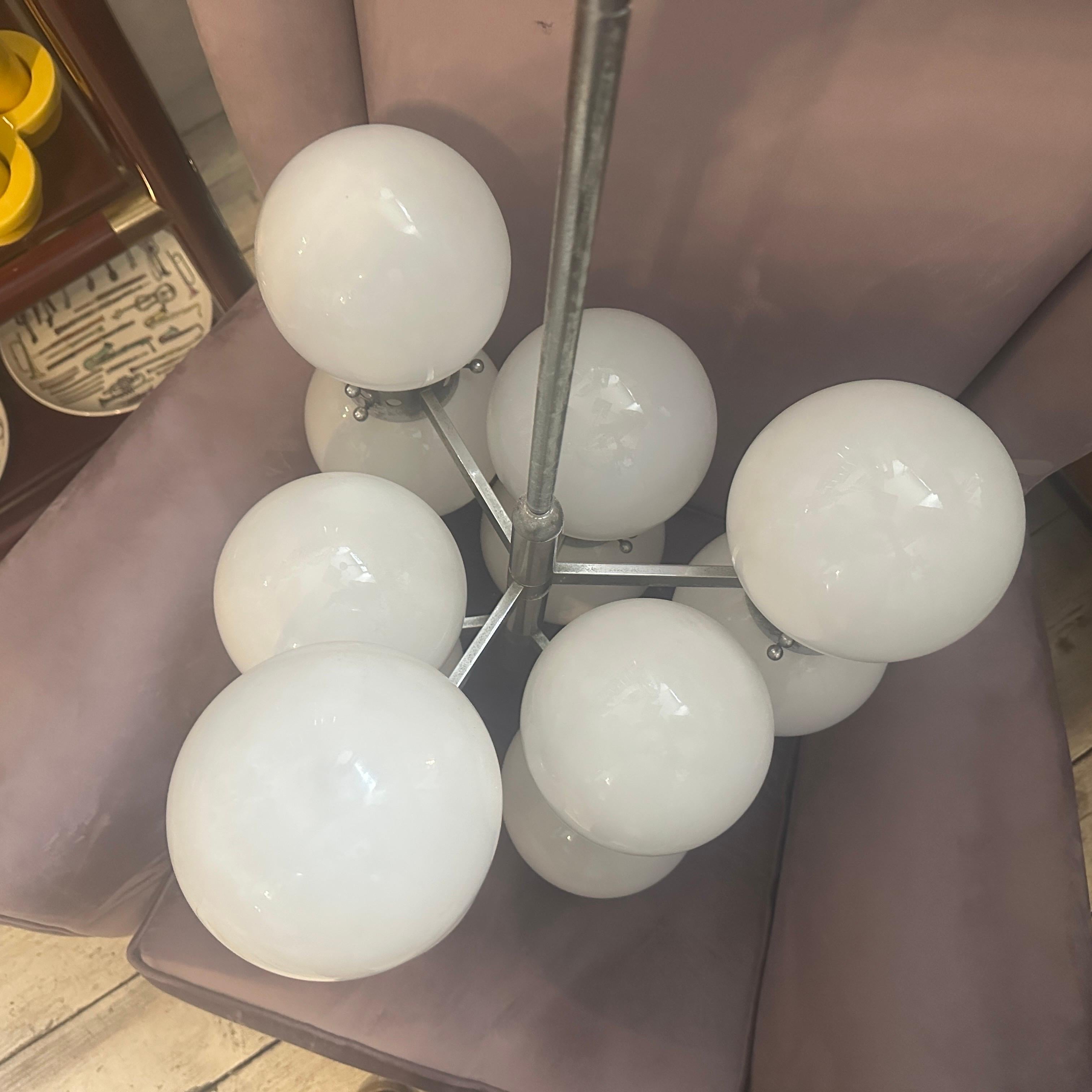 Lampadario italiano a 10 luci in acciaio e vetro opalino degli anni '60, di tipo 