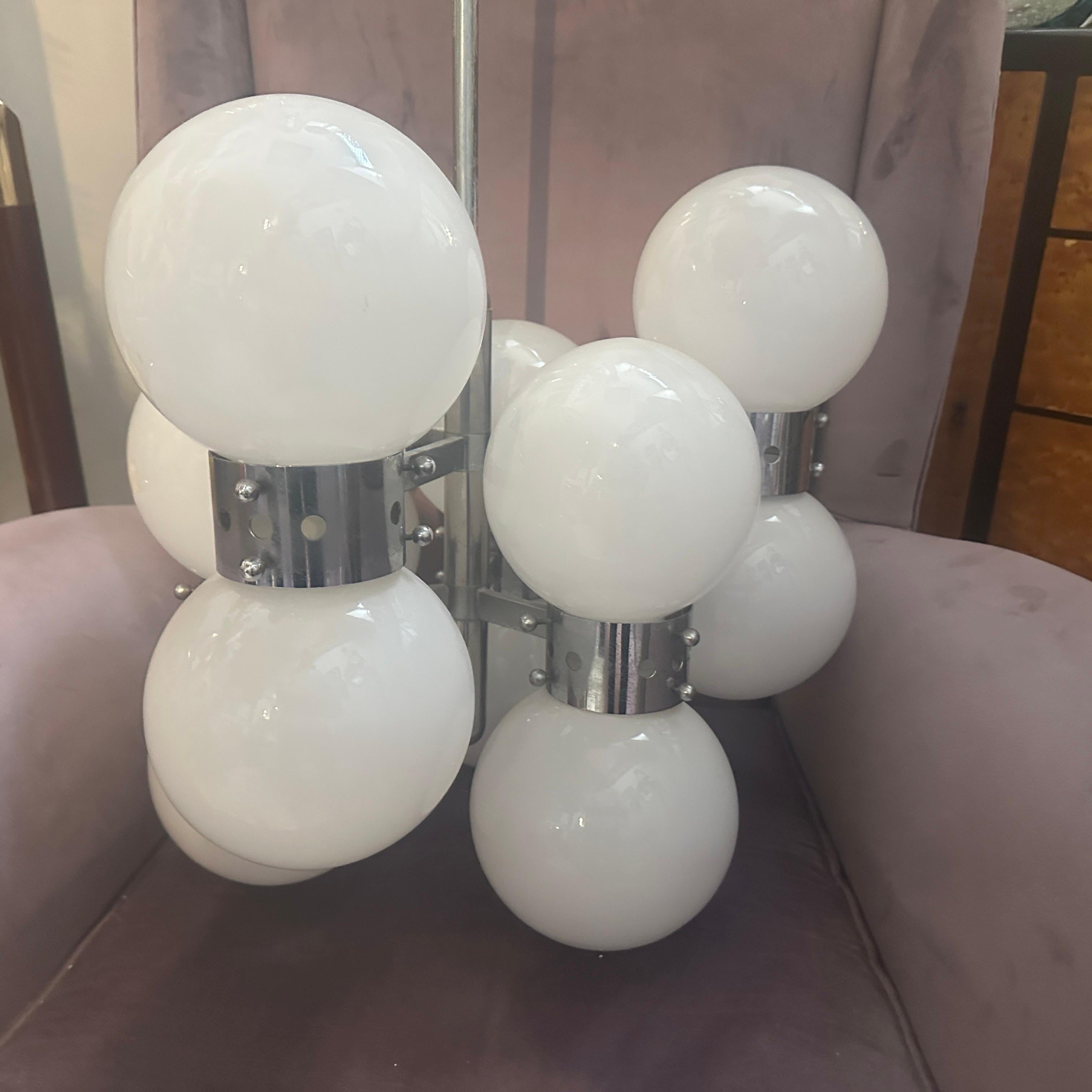 Lampadario italiano a 10 luci in acciaio e vetro opalino degli anni '60, di tipo 
