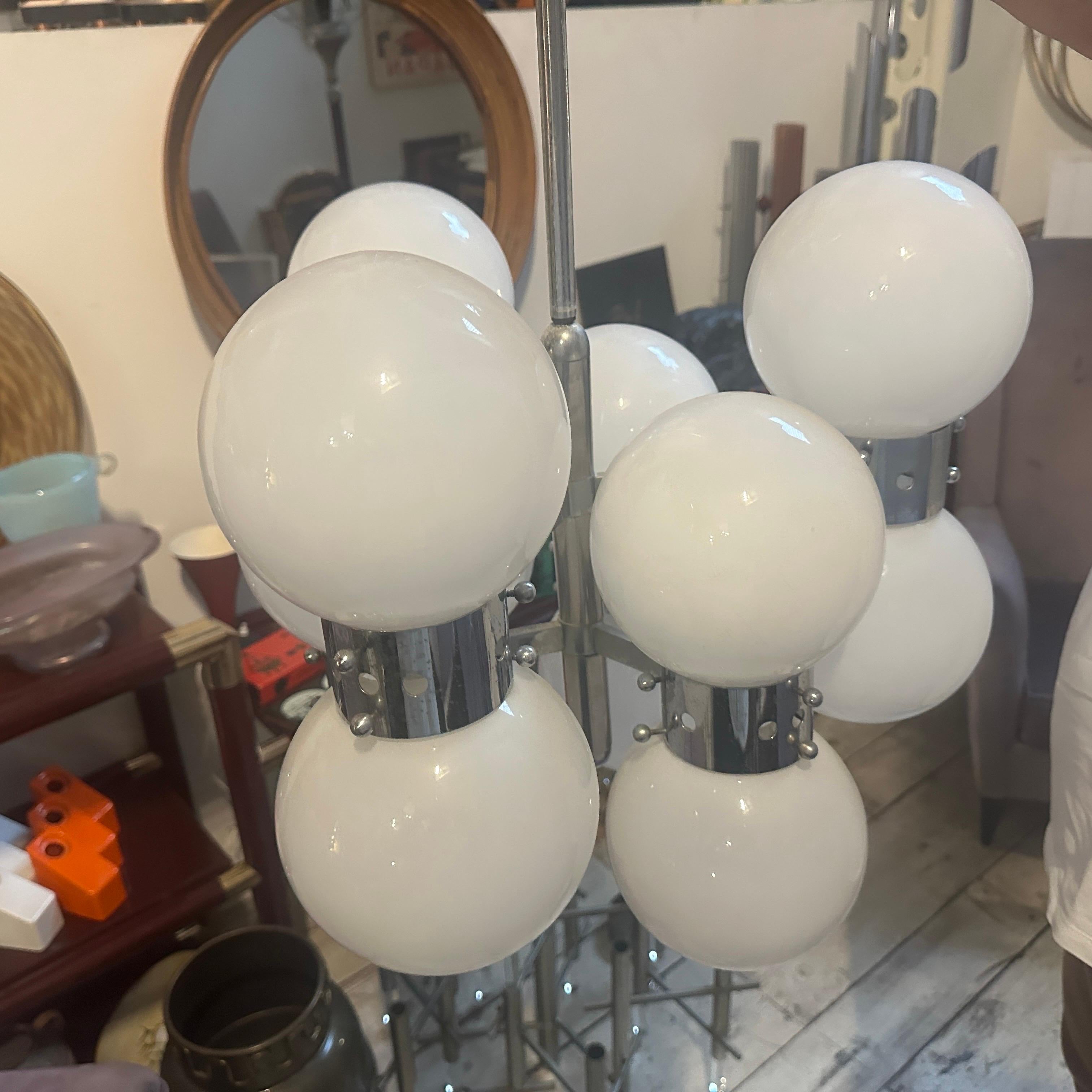 Lampadario italiano a 10 luci in acciaio e vetro opalino degli anni '60, di tipo 