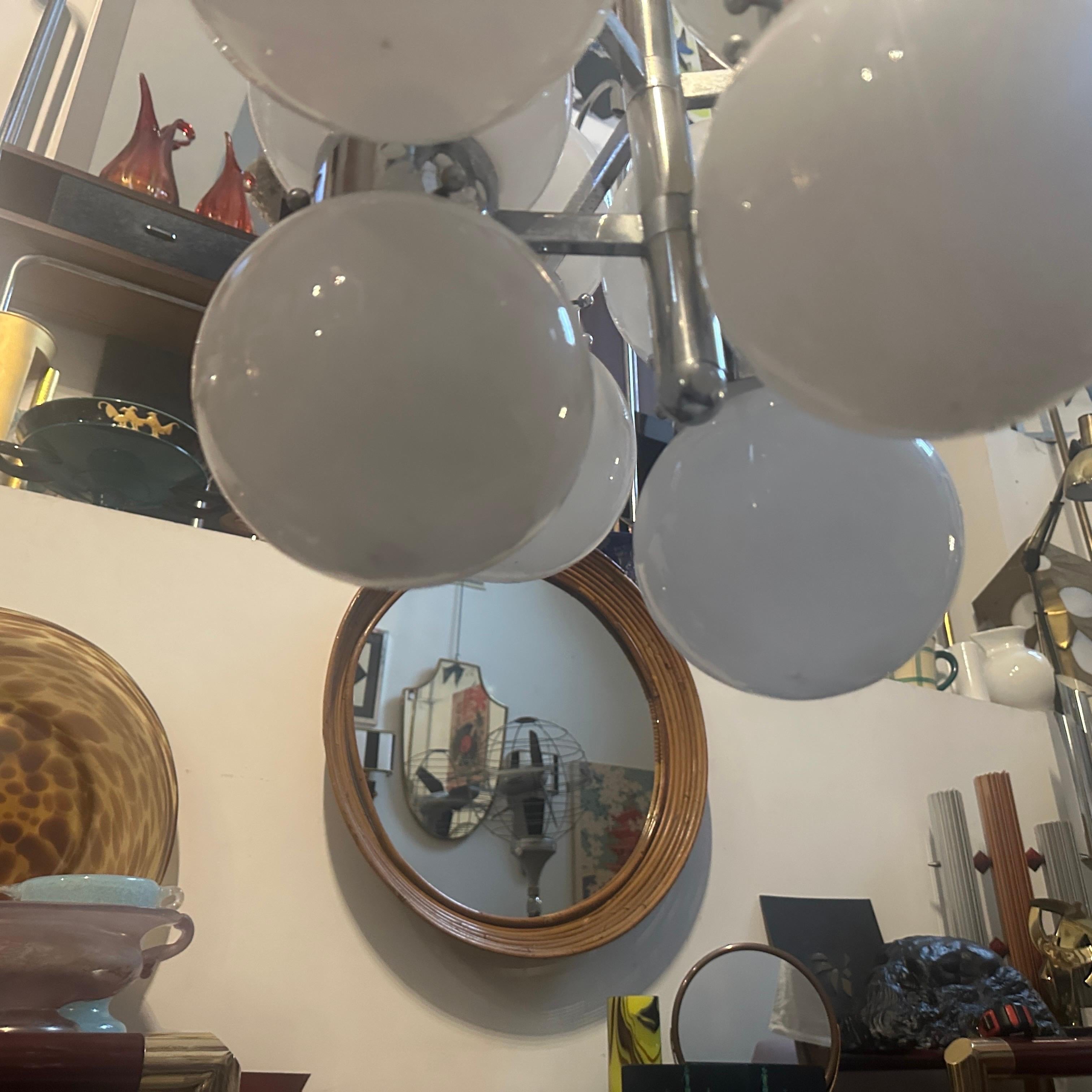 Lampadario italiano a 10 luci in acciaio e vetro opalino degli anni '60, di tipo 