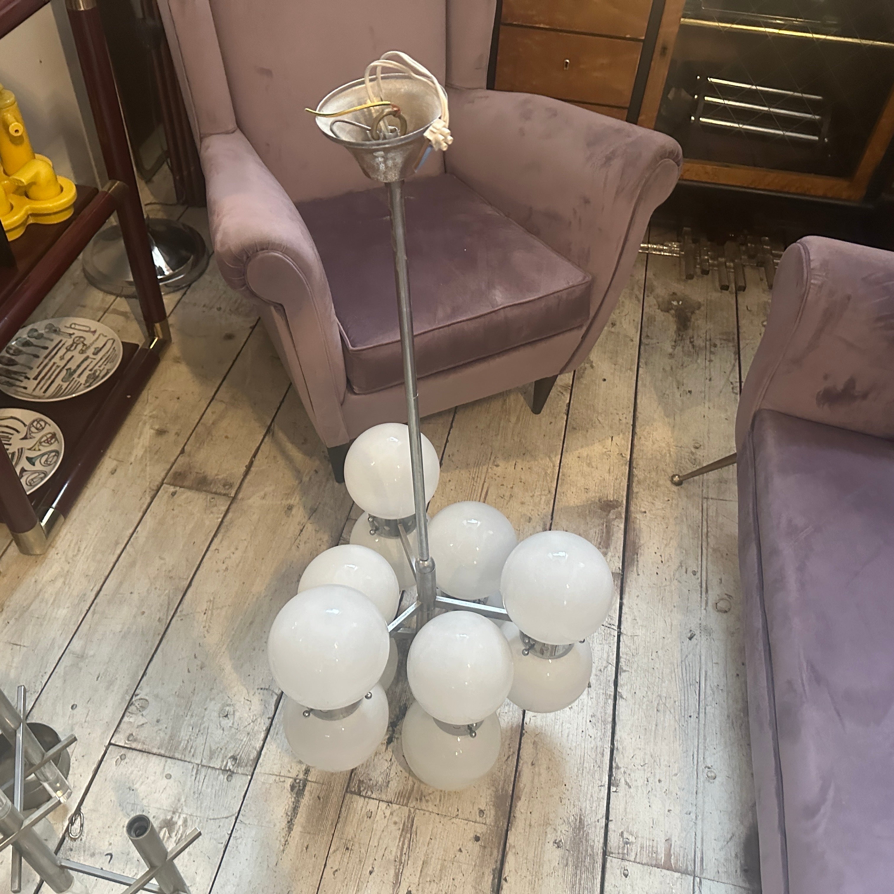 Lampadario vintage Italian AGE degli anni '60 con globi di vetro opalino
Questo straordinario lampadario è un superbo esempio di design italiano 