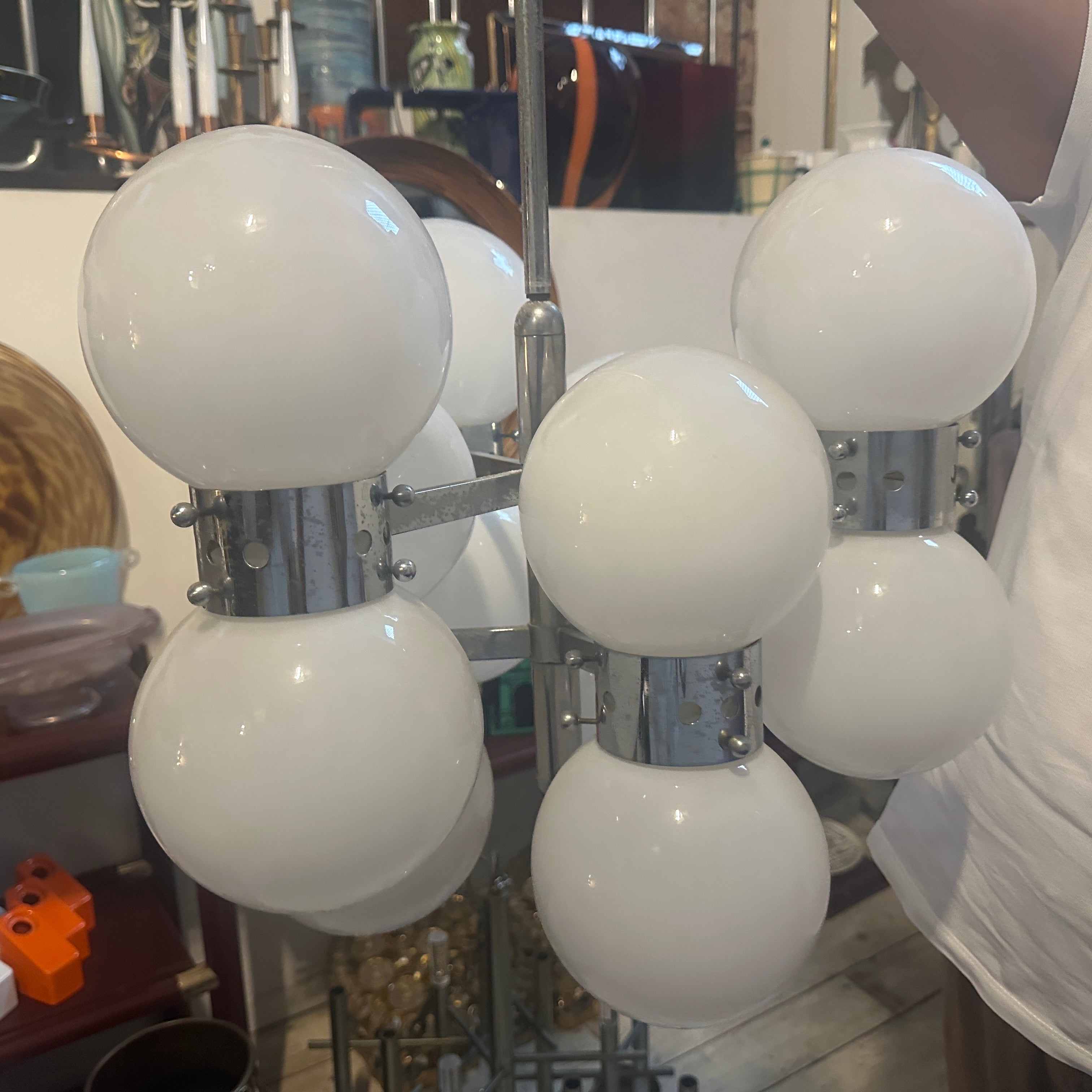 Italiano Lampadario italiano a 10 luci in acciaio e vetro opalino degli anni '60, di tipo 