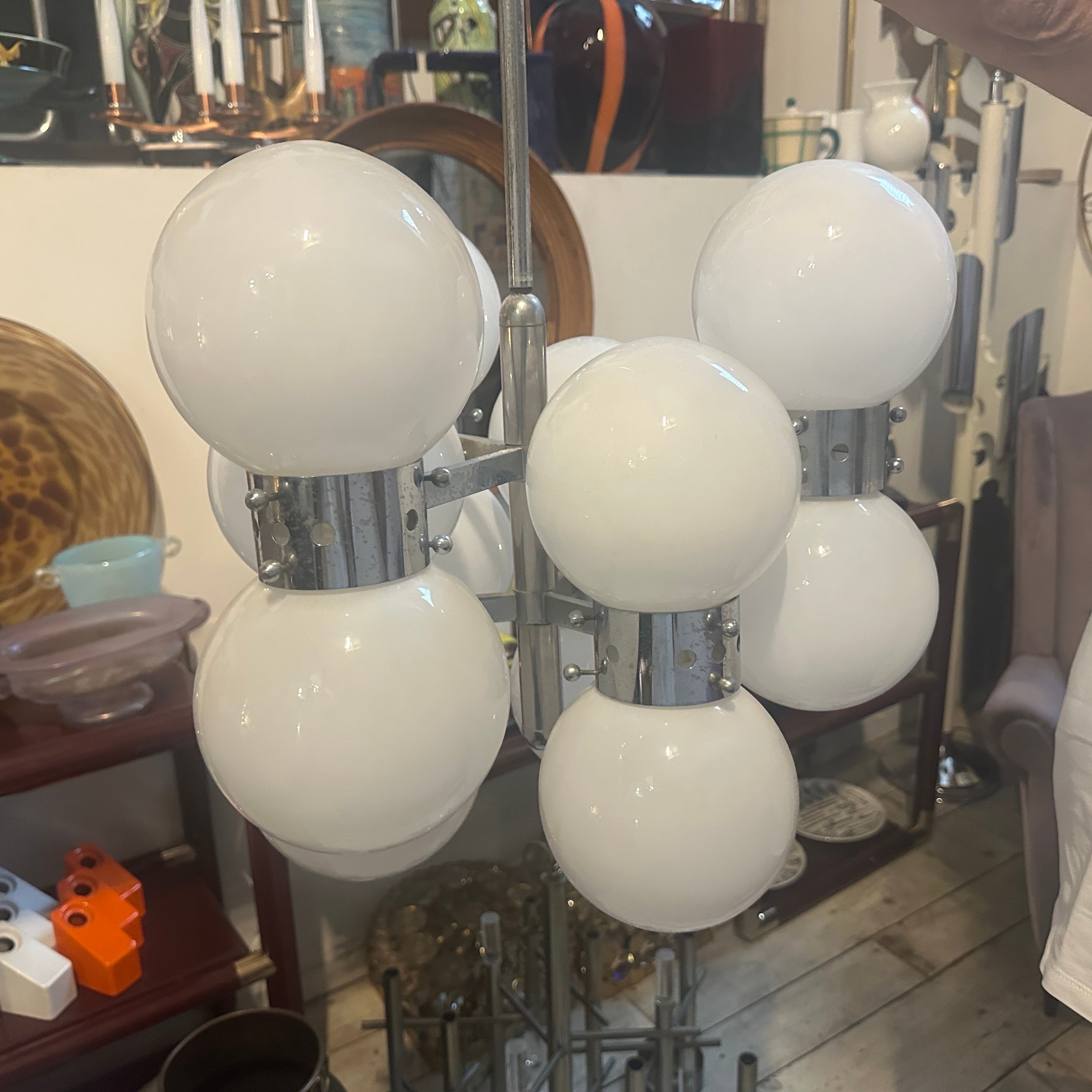 Lampadario italiano a 10 luci in acciaio e vetro opalino degli anni '60, di tipo 