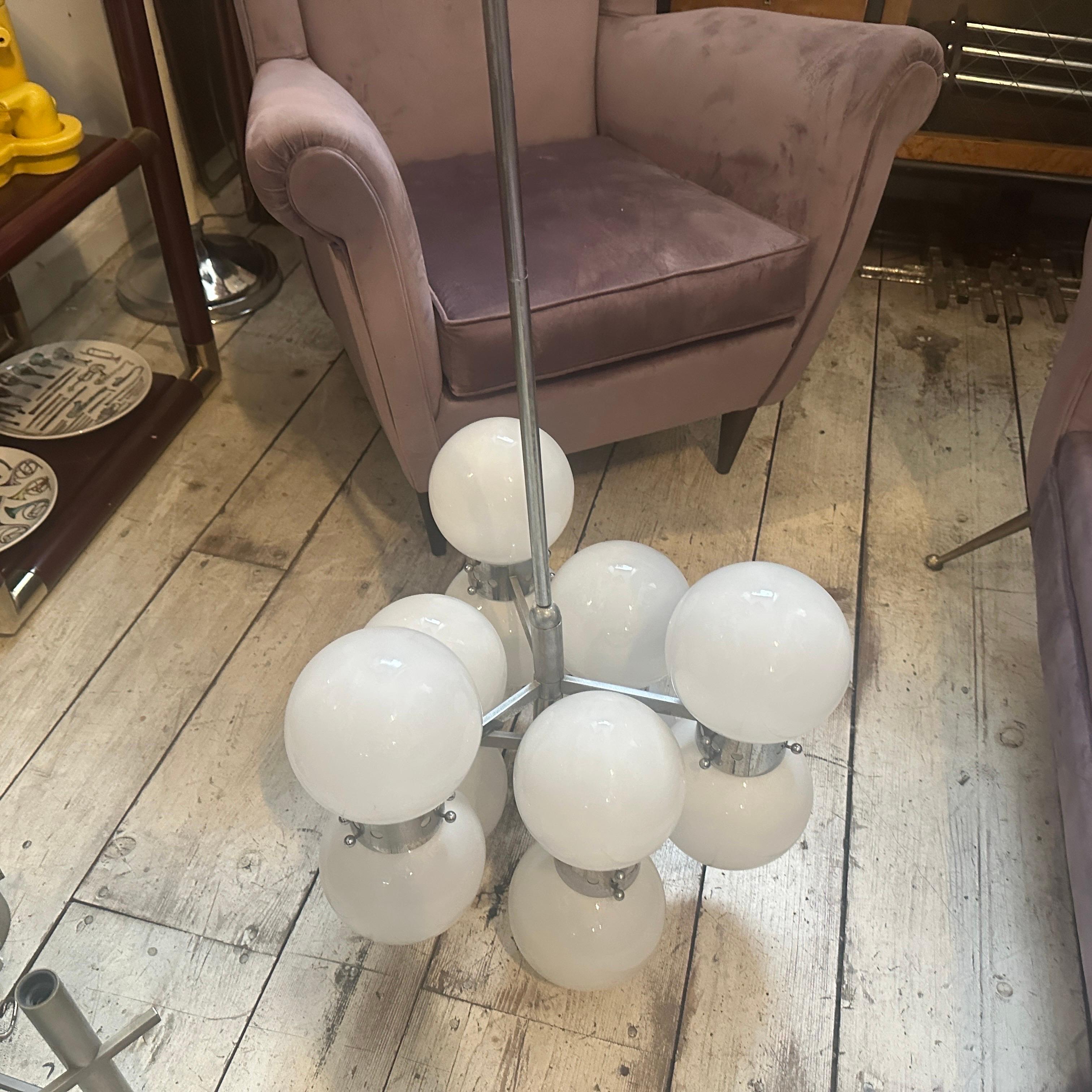 XX secolo Lampadario italiano a 10 luci in acciaio e vetro opalino degli anni '60, di tipo 