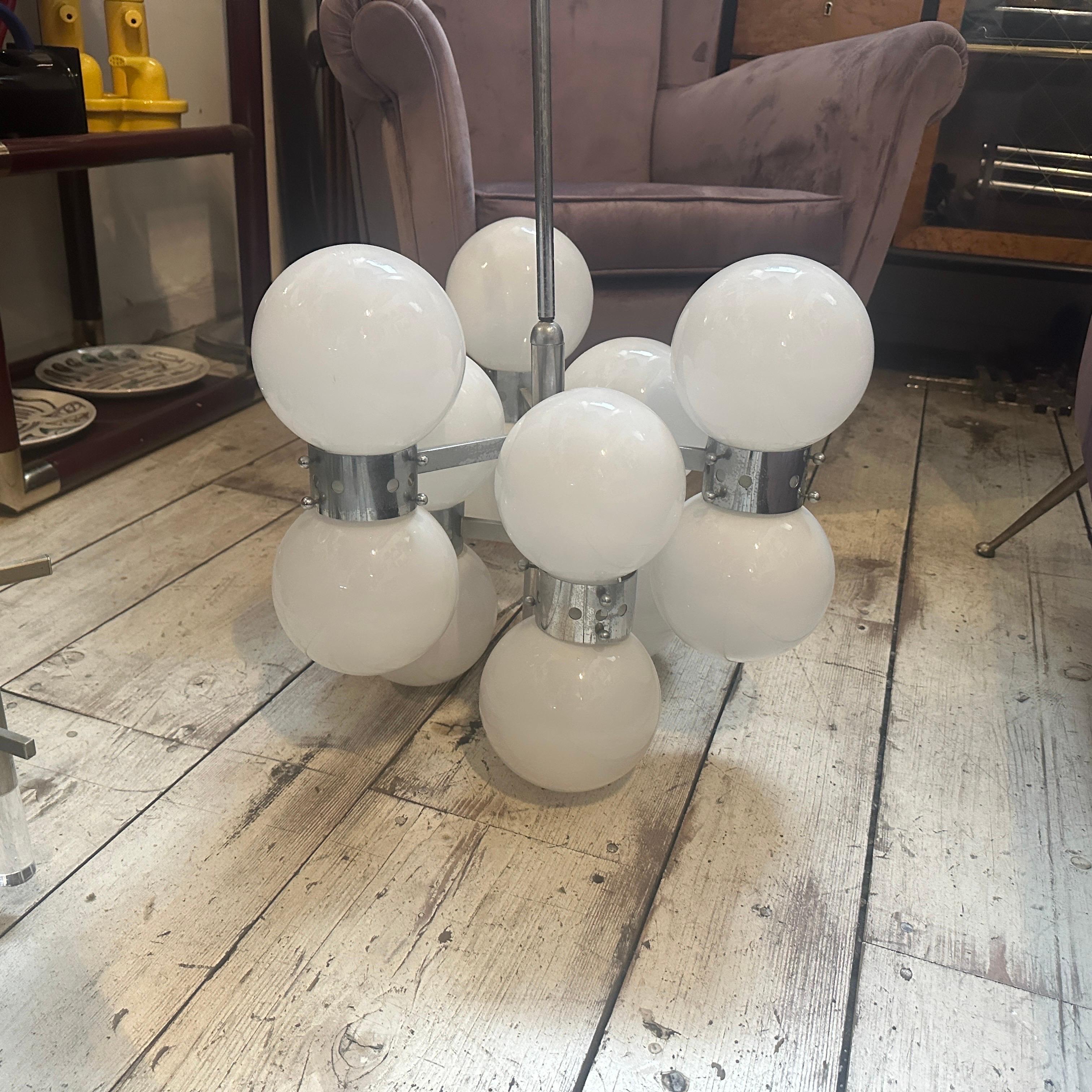 Acciaio Lampadario italiano a 10 luci in acciaio e vetro opalino degli anni '60, di tipo 