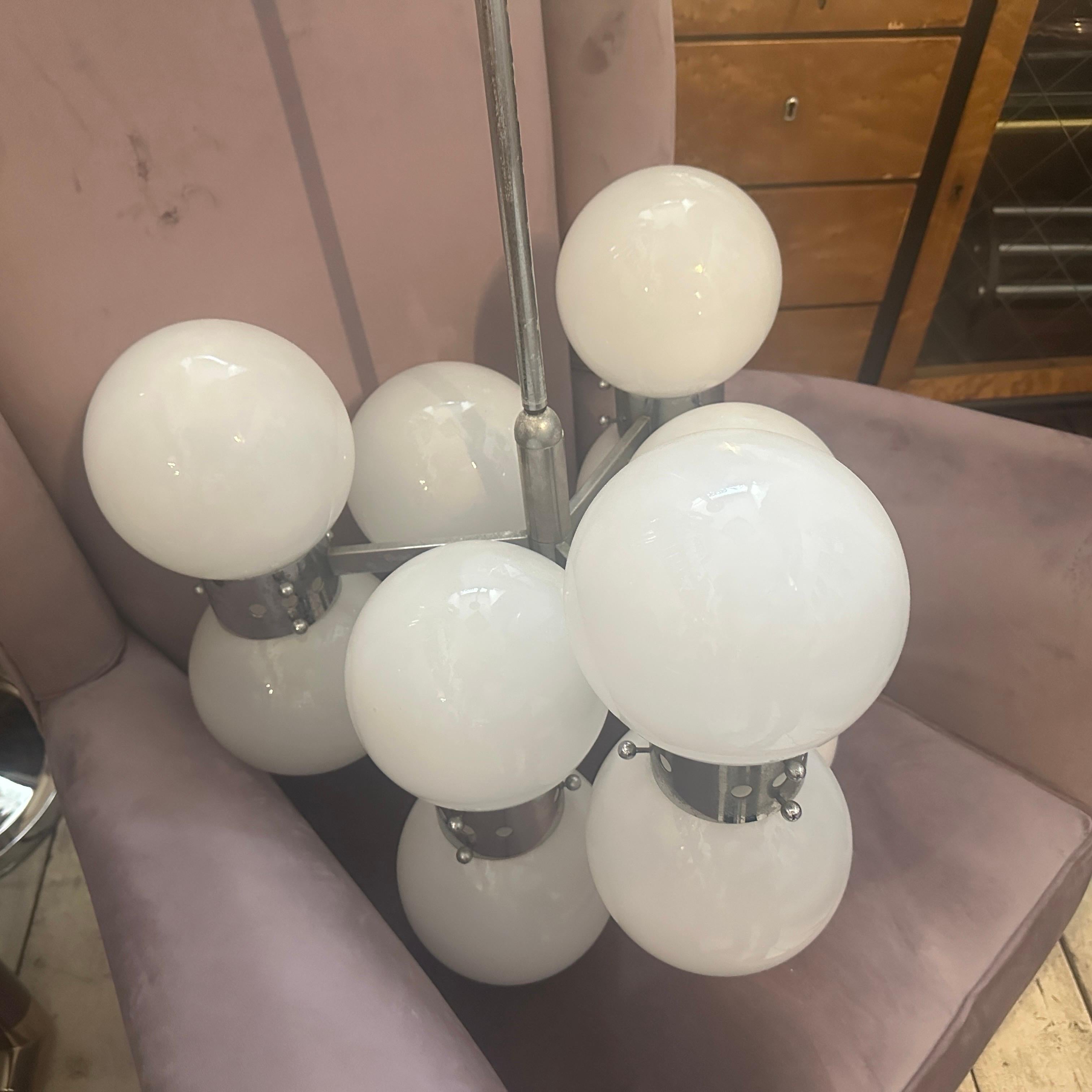Lampadario italiano a 10 luci in acciaio e vetro opalino degli anni '60, di tipo 