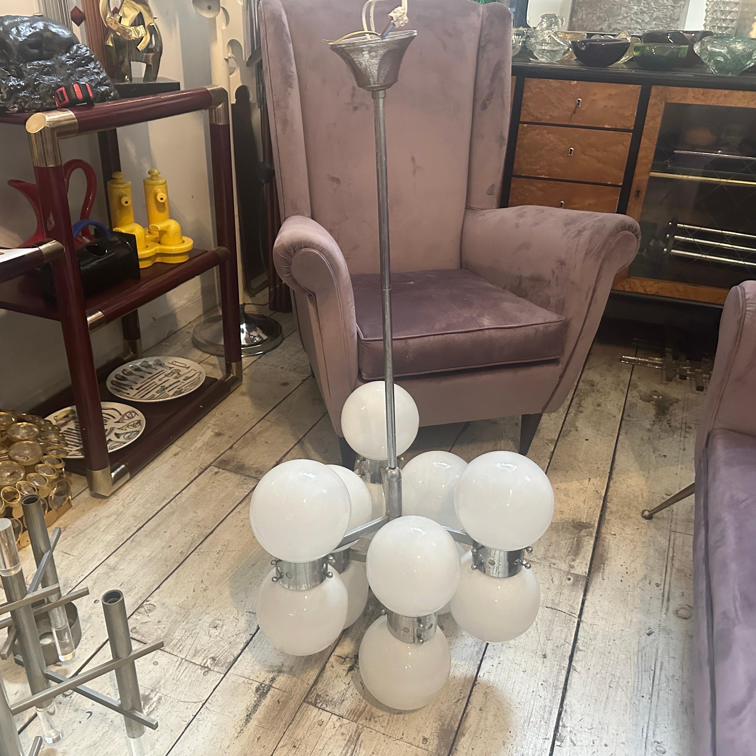 Lampadario italiano a 10 luci in acciaio e vetro opalino degli anni '60, di tipo 
