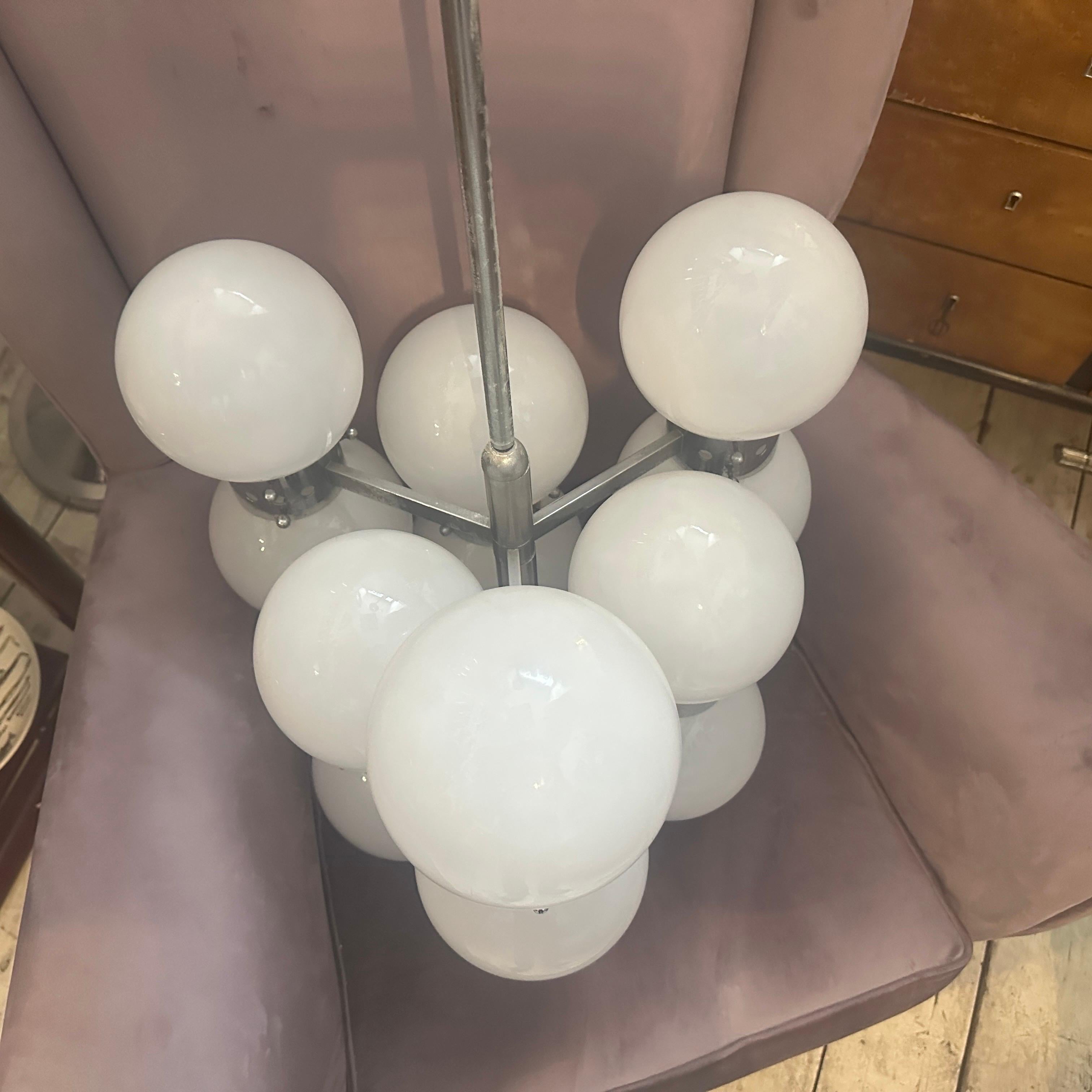 Lampadario italiano a 10 luci in acciaio e vetro opalino degli anni '60, di tipo 